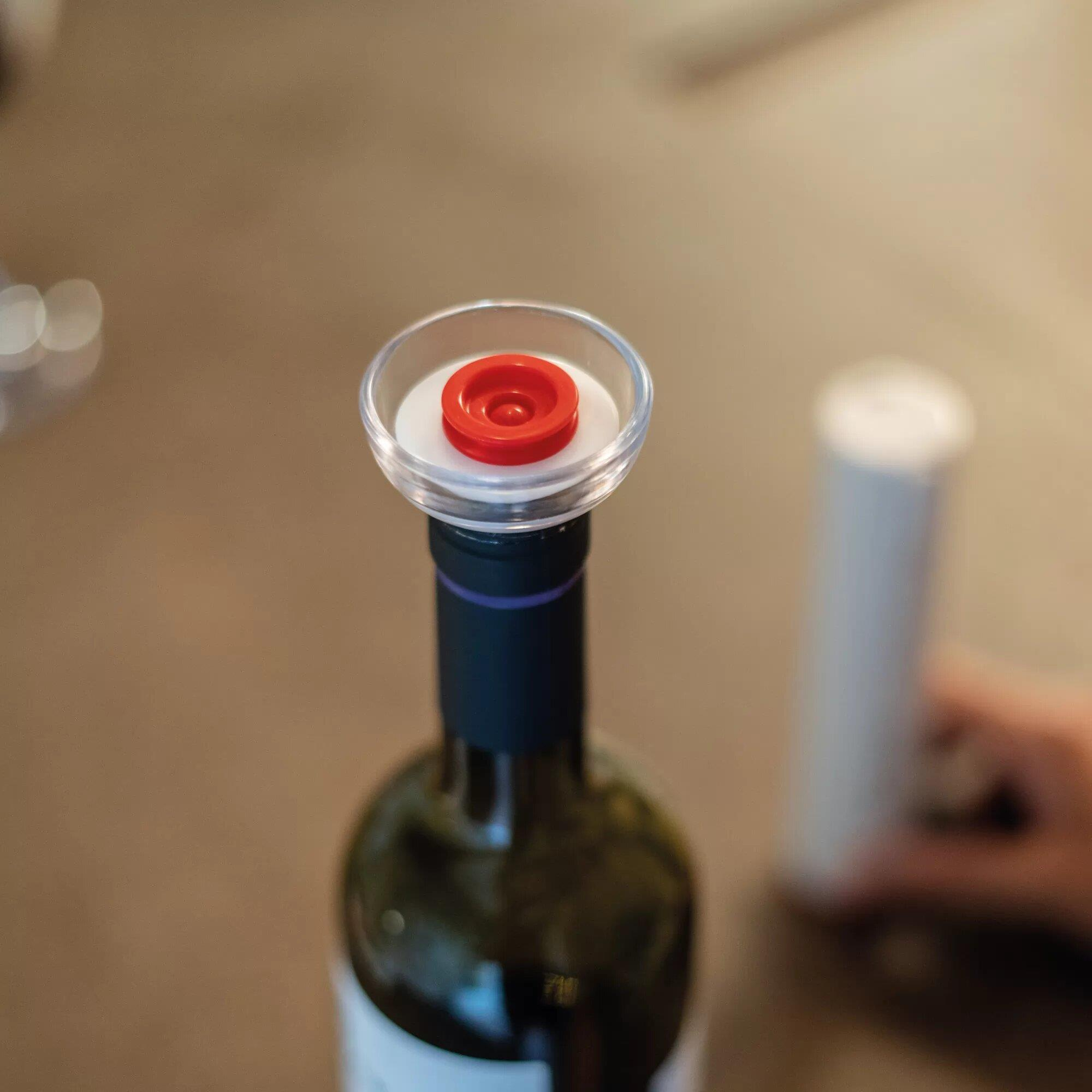 Un tapón de vino tinto en una botella oscura