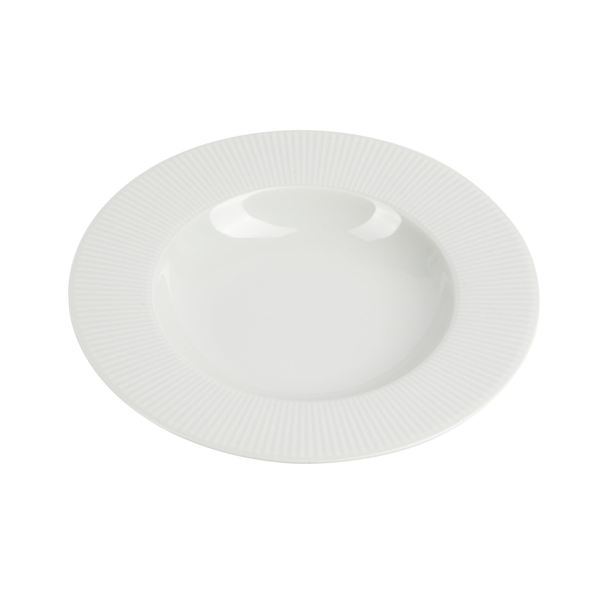 Un cuenco de sopa blanco con borde acanalado, sobre fondo blanco.