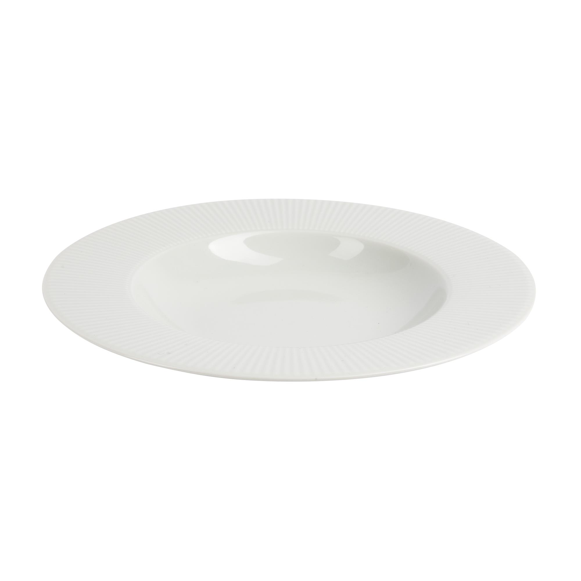Un plato hondo de porcelana blanca con estrías verticales en el borde.