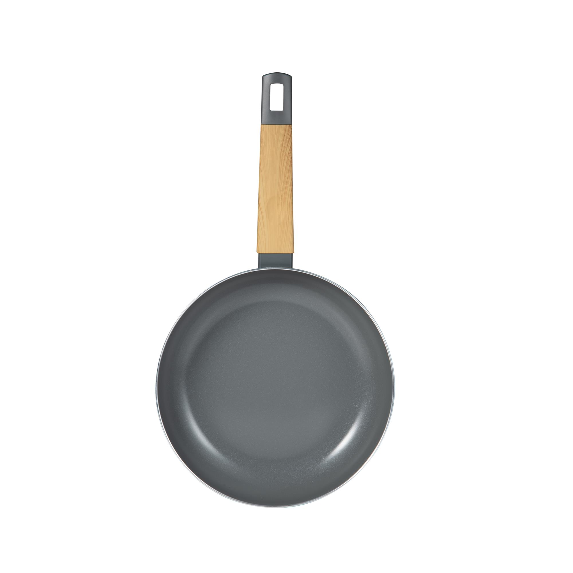 Sartén gris con mango de madera y asa para colgar, sobre fondo blanco.