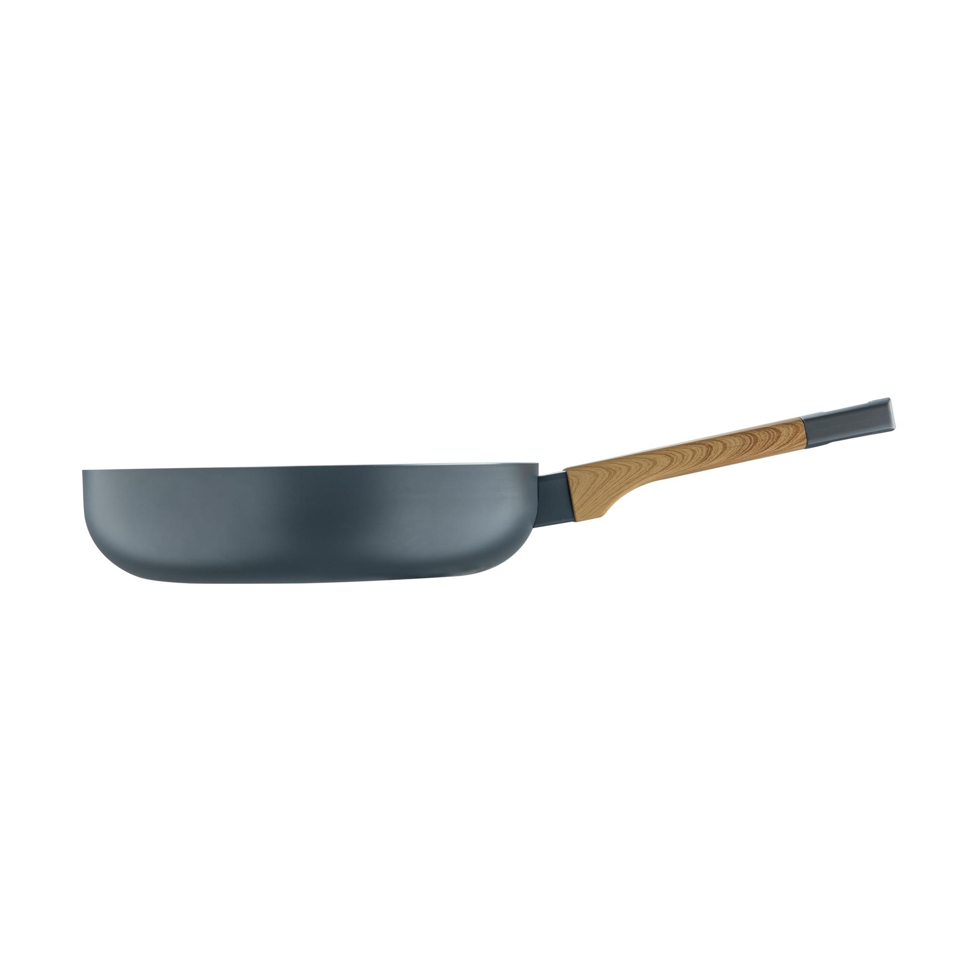 Una sartén gris con mango de madera, aislada sobre fondo blanco.