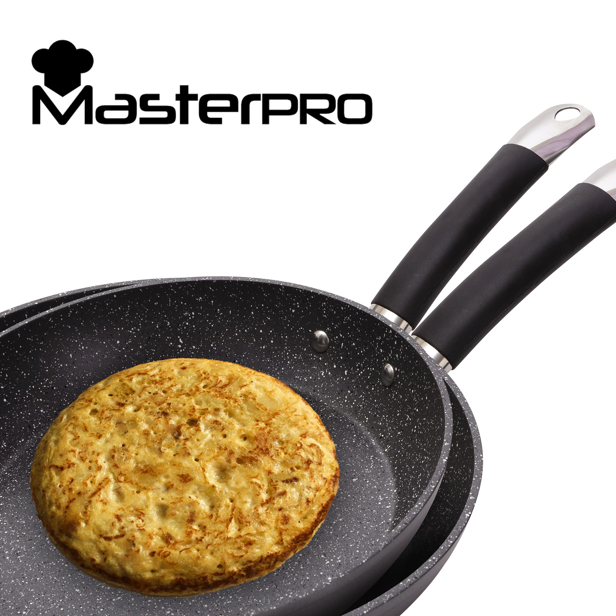 Una tortilla dorada en una sartén de granito con mangos negros.