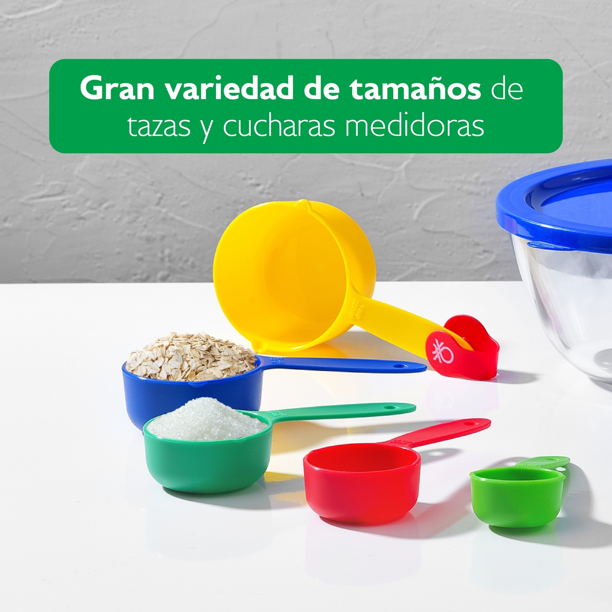 Cucharas medidoras coloridas con avena, azúcar y un bol con tapa.