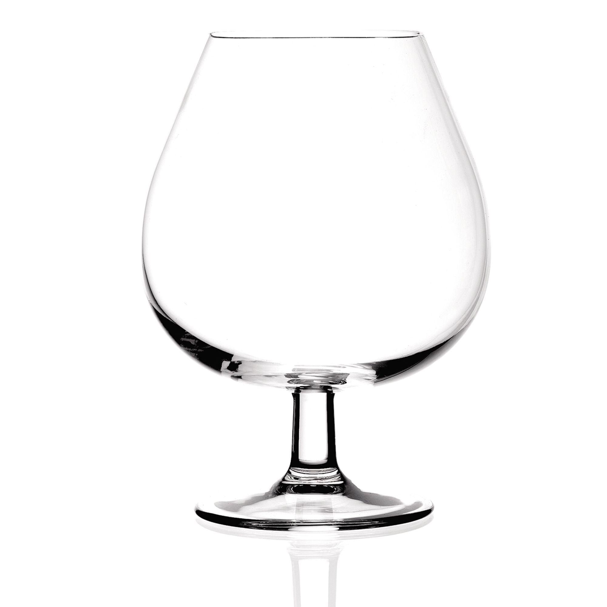 Una copa de brandy vacía y transparente con un cuenco ancho y tallo corto.