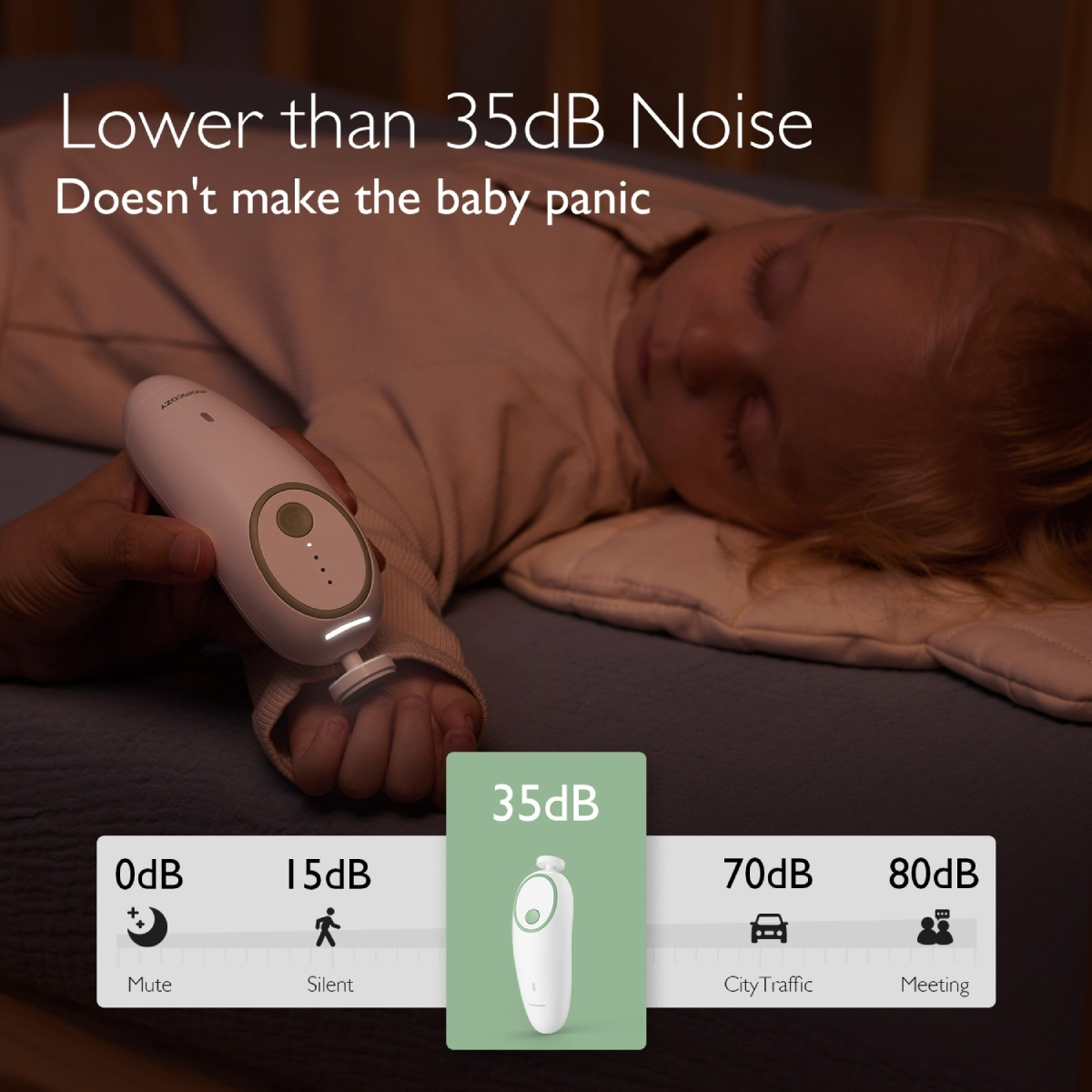 Ein Baby schläft, während eine Hand ein weißes Gerät hält. Lärmpegelanzeige.