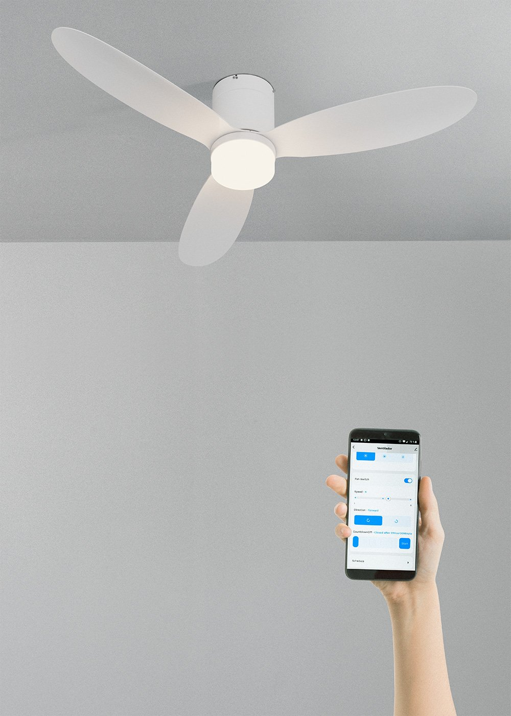 Un ventilador de techo blanco de tres aspas con luz integrada, controlado por una app móvil.