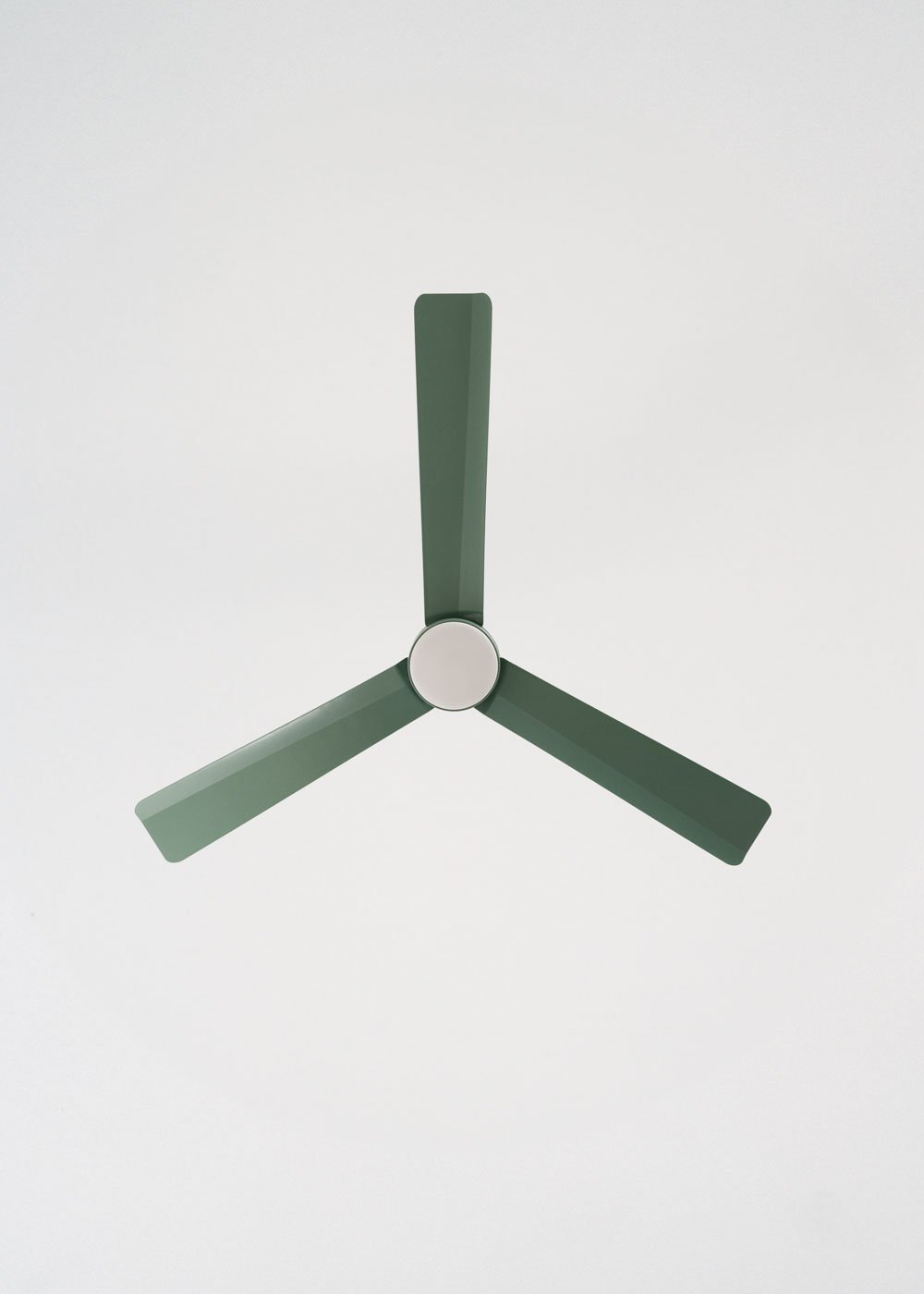 Ventilador de techo verde con tres aspas y centro plateado.