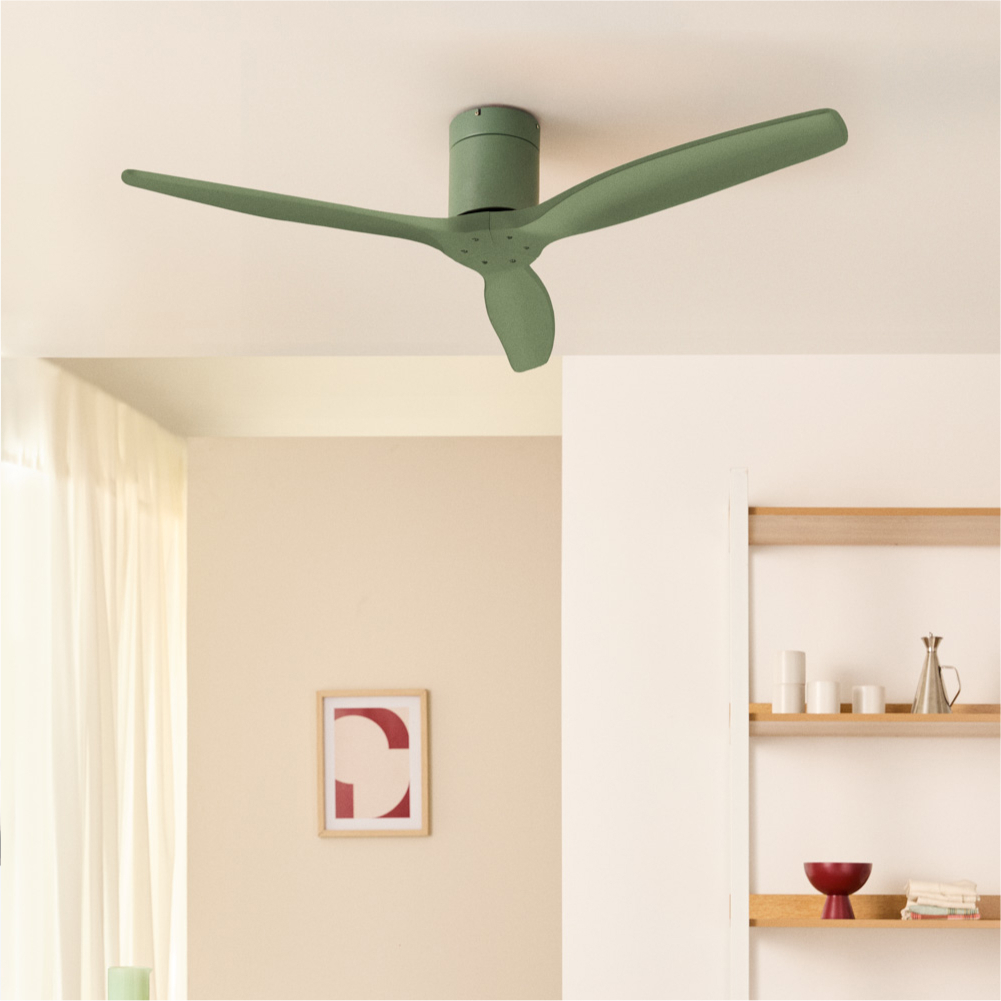 Un ventilador de techo verde de tres aspas está montado en un techo blanco.