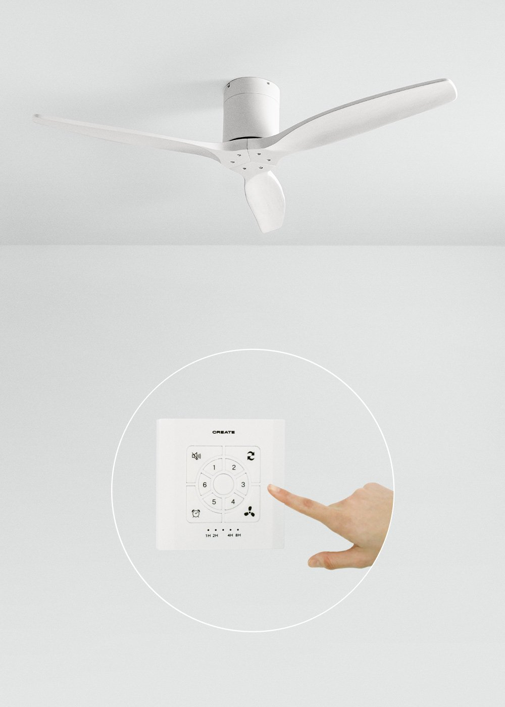 Un ventilador de techo blanco de tres aspas y una mano operando un control remoto.