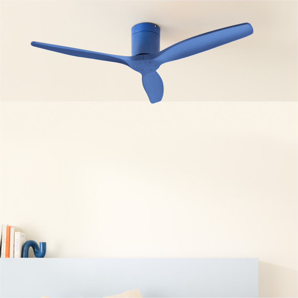 Un ventilador de techo azul con tres aspas cuelga de un techo blanco.
