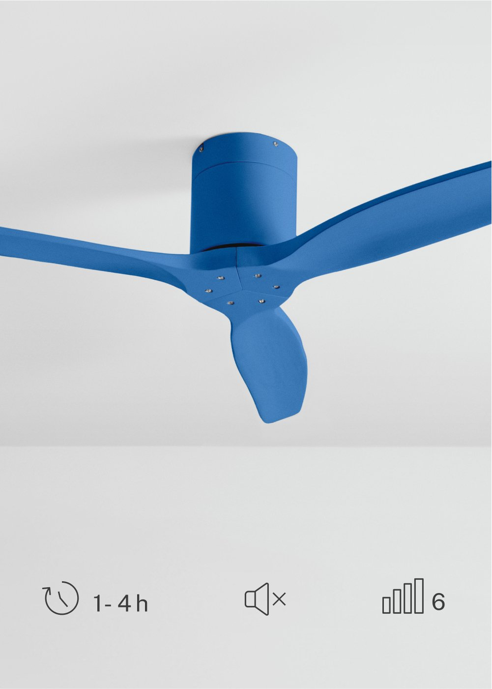Un ventilador de techo azul de tres aspas está montado en un techo blanco.