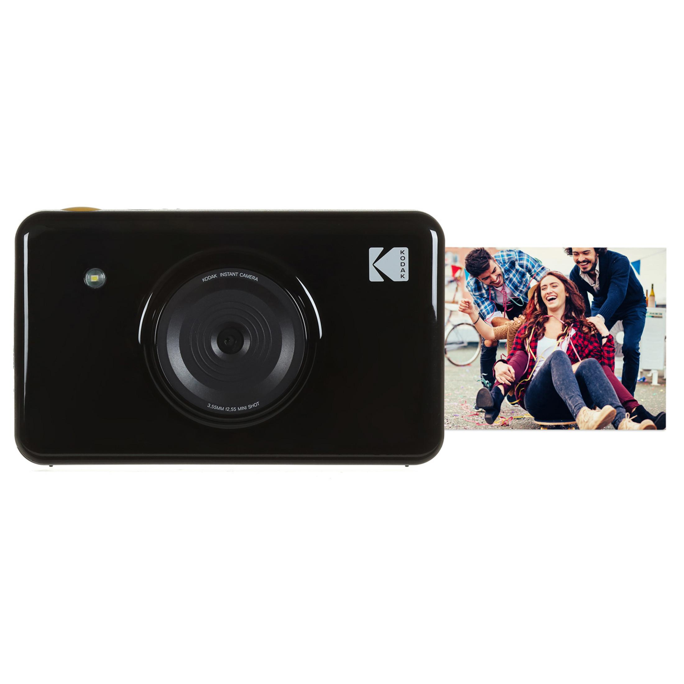 Fotocamera Kodak nera accanto ad amici che ridono su skateboard.