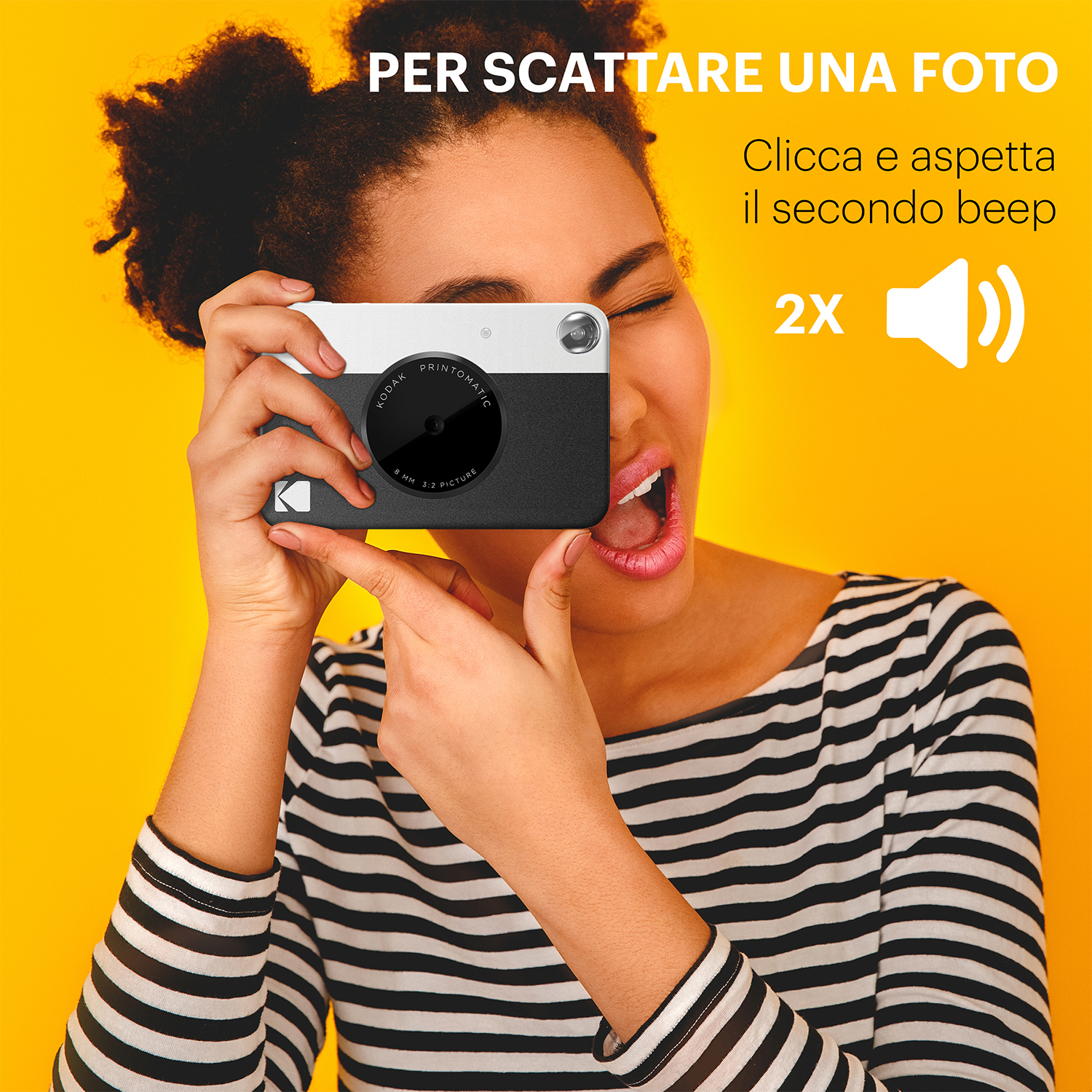 Una donna tiene in mano una Kodak Printomatic. Sfondo giallo.