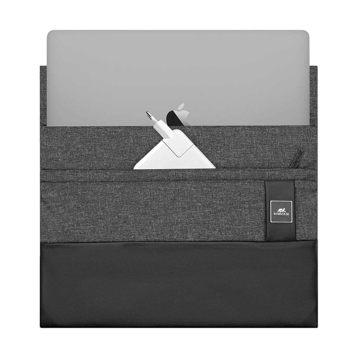Graue Laptoptasche mit weißem Ladegerät und Apple-Logo-Laptop.