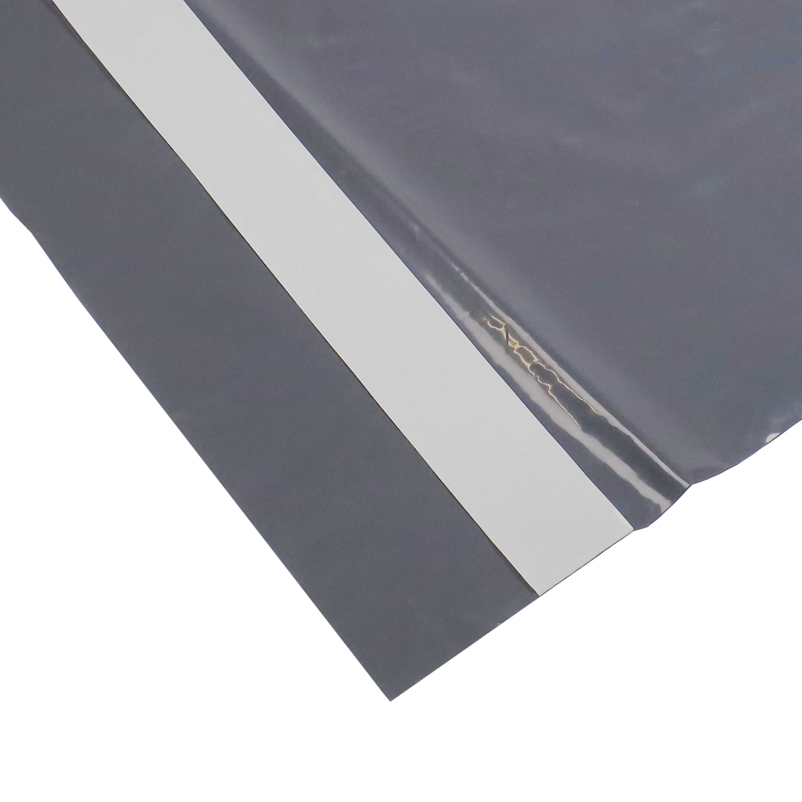 Graue Folie mit einem weißen Klebestreifen, diagonal platziert.