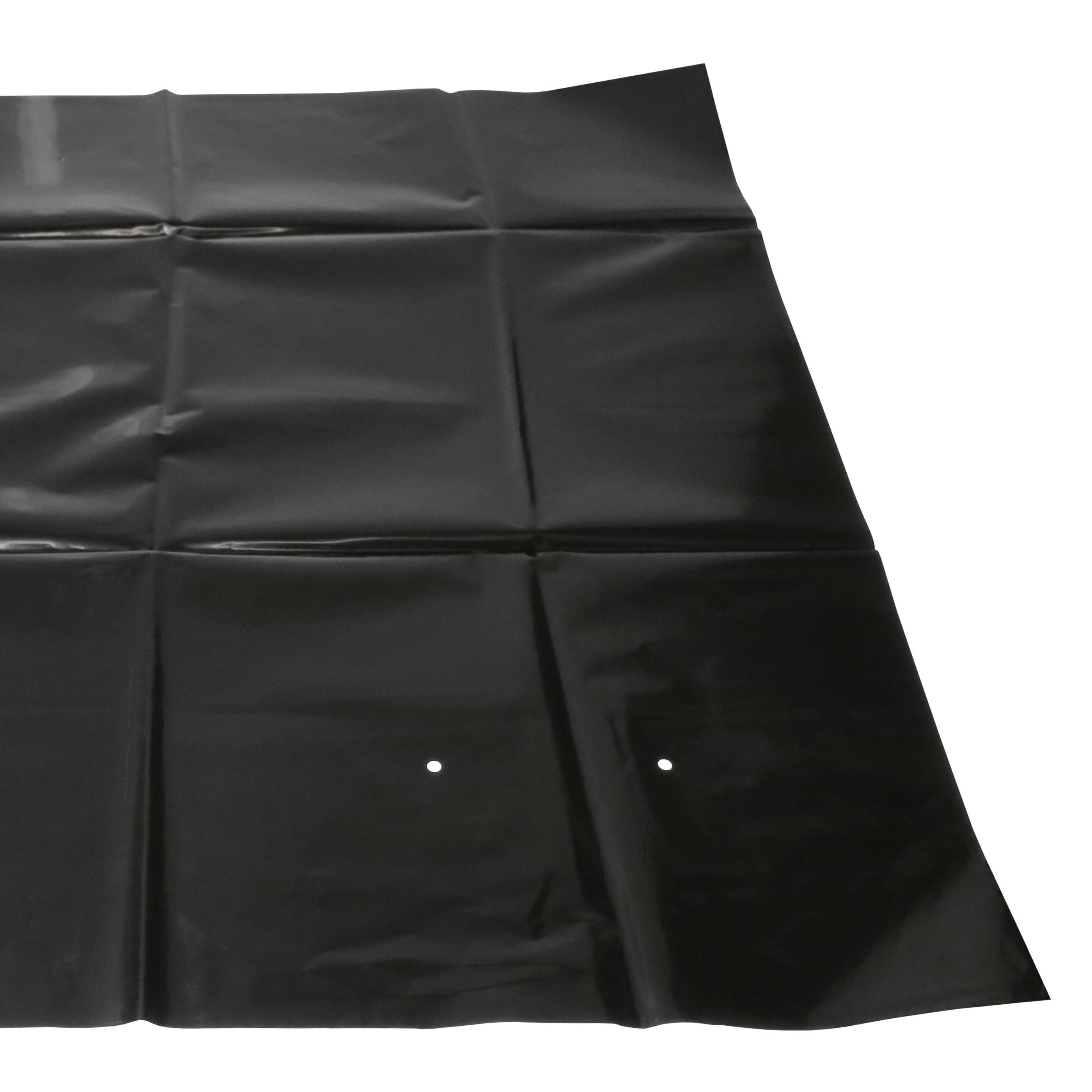 Eine schwarze, gefaltete Plastikplane mit einigen kleinen Löchern.