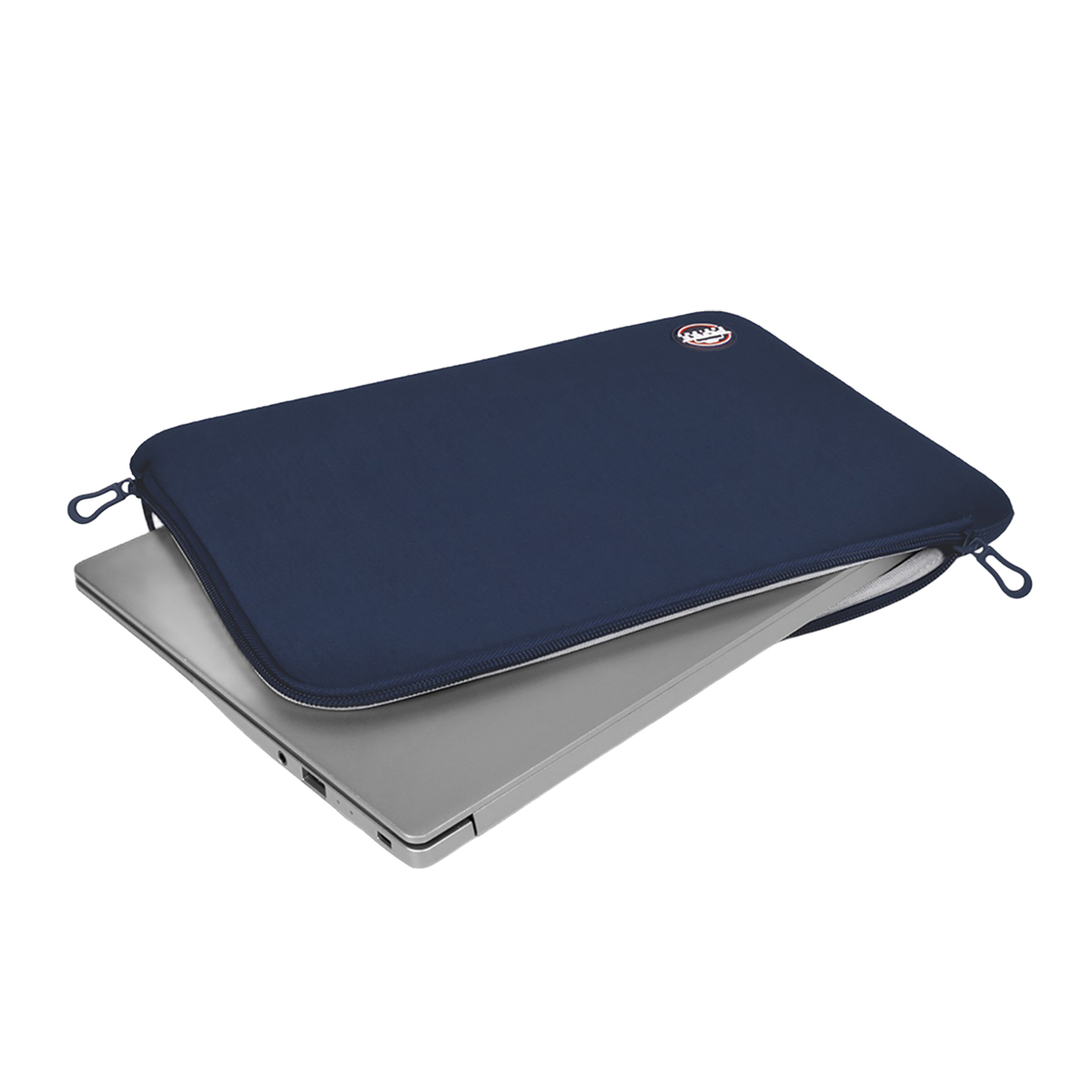 Una custodia blu scuro per laptop con un laptop argentato parzialmente inserito.