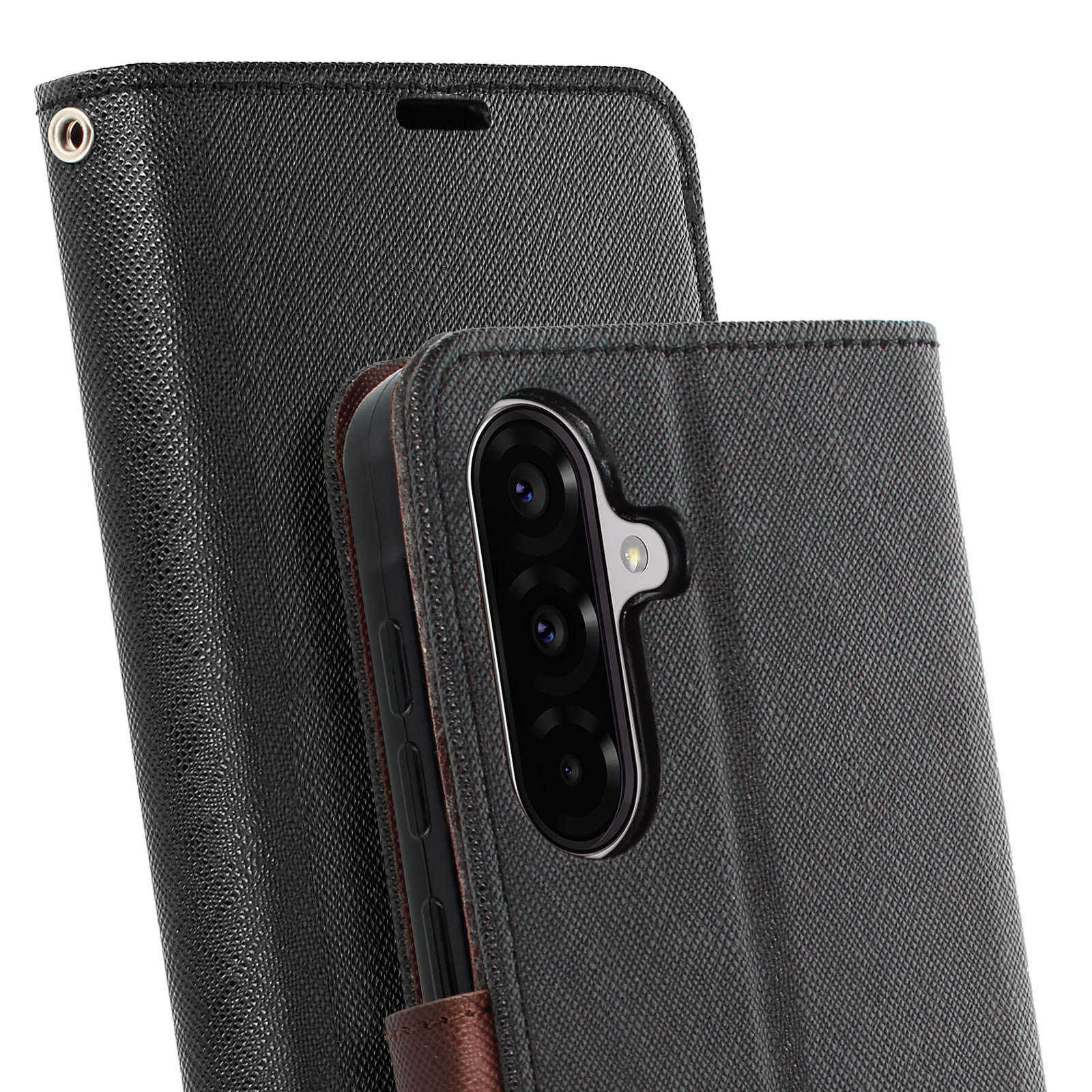 Primo piano di una custodia nera per telefono con tre fotocamere e flash.
