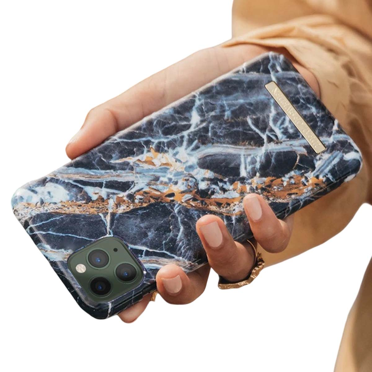 Custodia per telefono in marmo grigio scuro con striscia dorata, tenuta in mano.