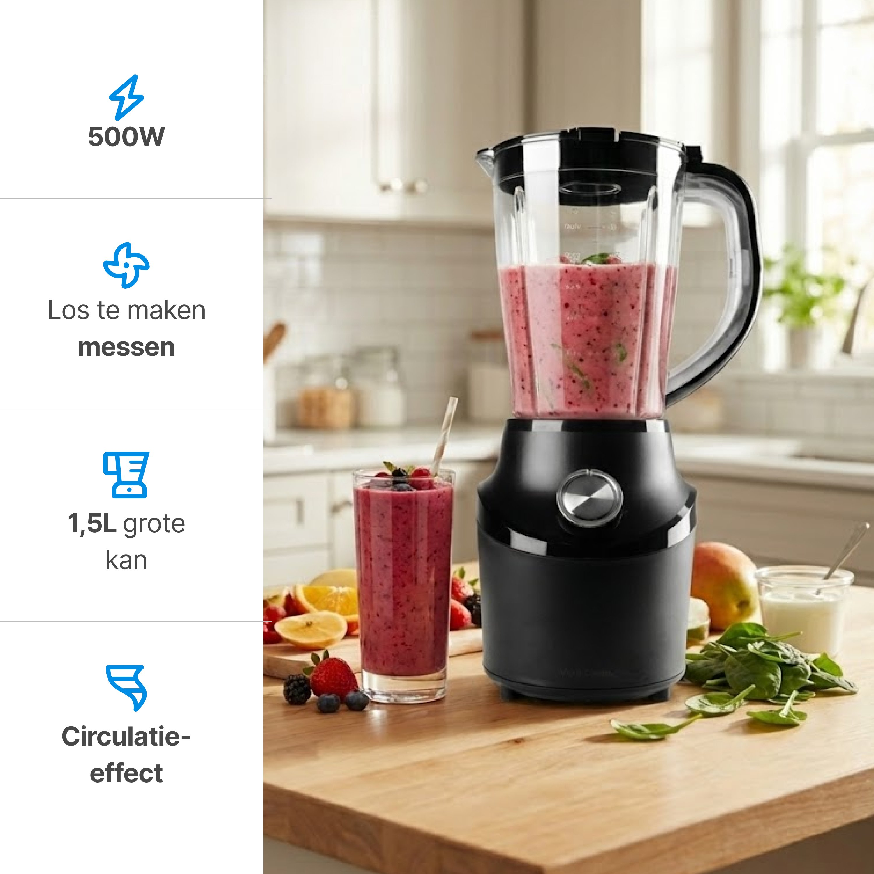 Een zwarte blender met smoothie, fruit en spinazie op een houten tafel.