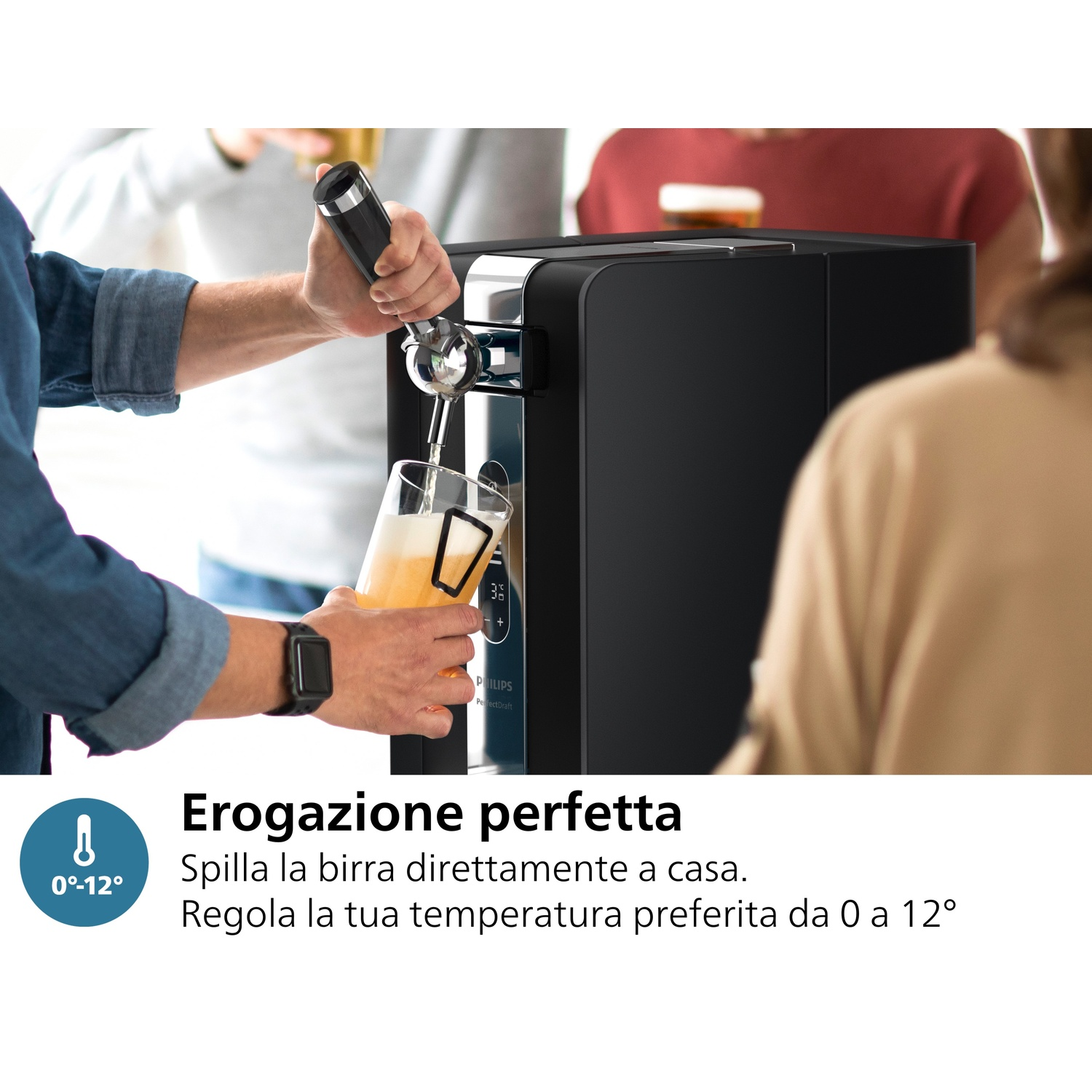 Mann zapft Bier in ein Glas, ein Getränkespender steht daneben.