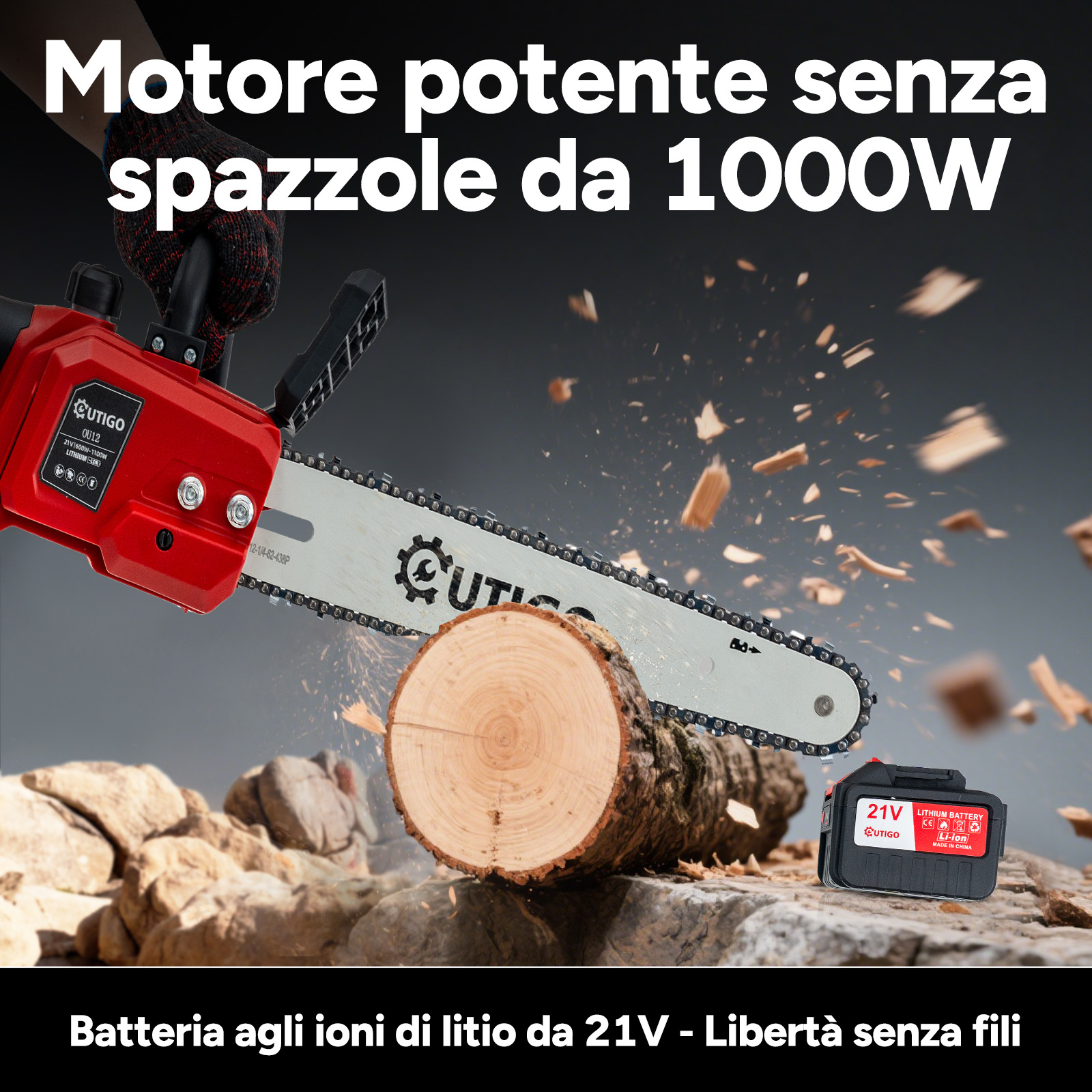 Una motosega rossa taglia legno. Volano schegge. Una batteria è vicina.