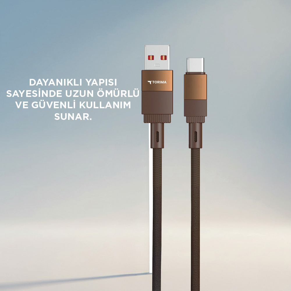 Açık renkli zeminde kahverengi ve altın renkli konnektörlü iki USB kablosu.