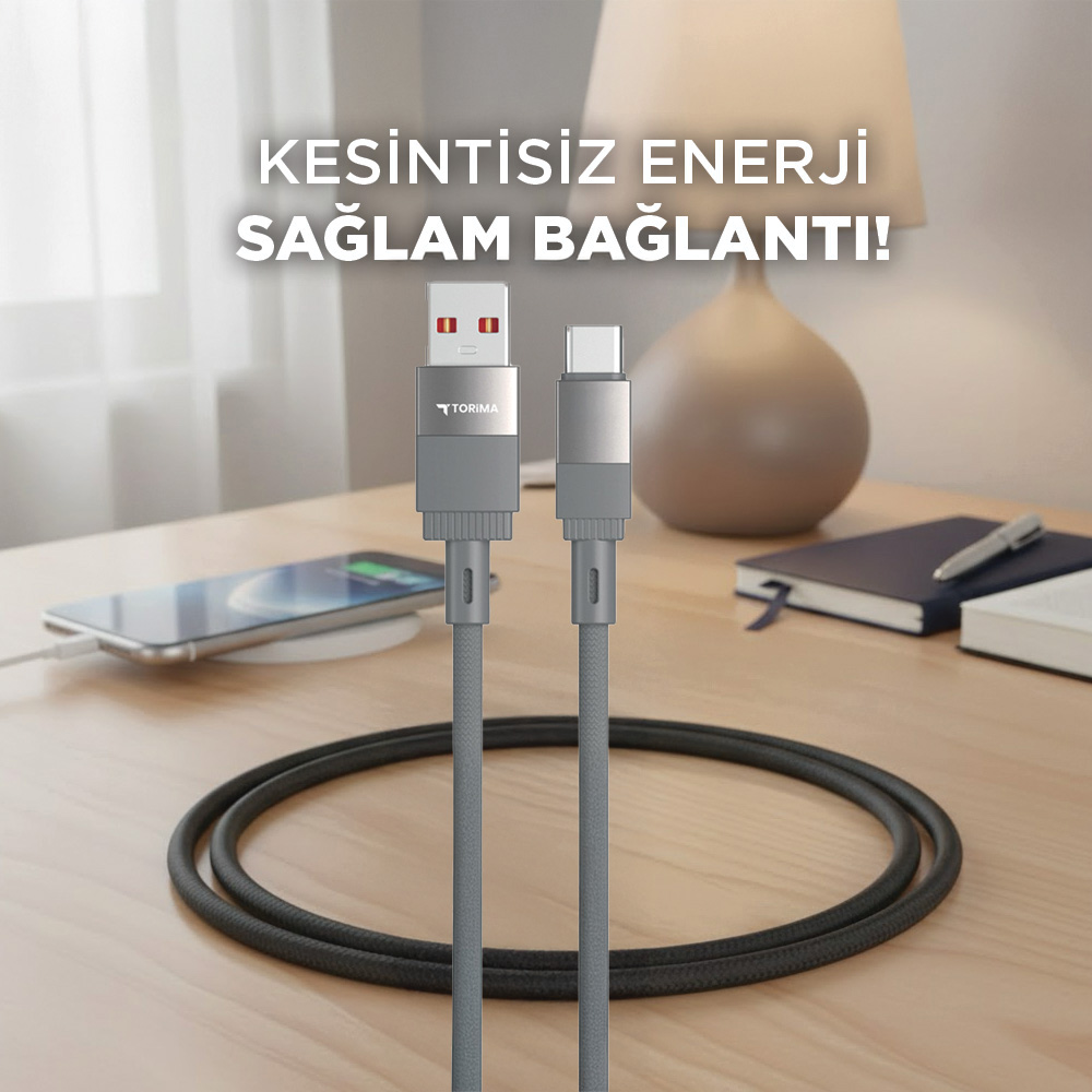 USB-A konnektörlü gri USB-C kablosu ahşap masada duruyor.