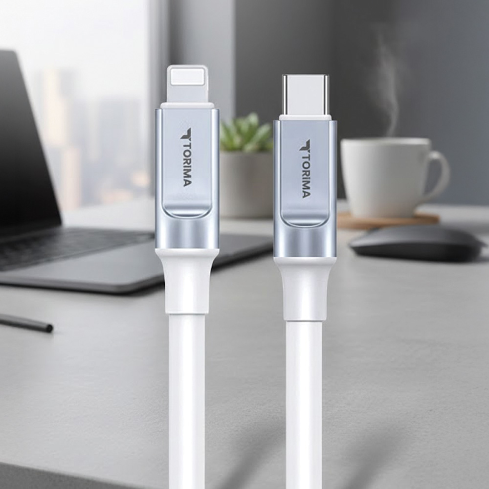 TORIMA logolu iki beyaz şarj kablosu, biri Lightning, biri USB-C konnektörlü.