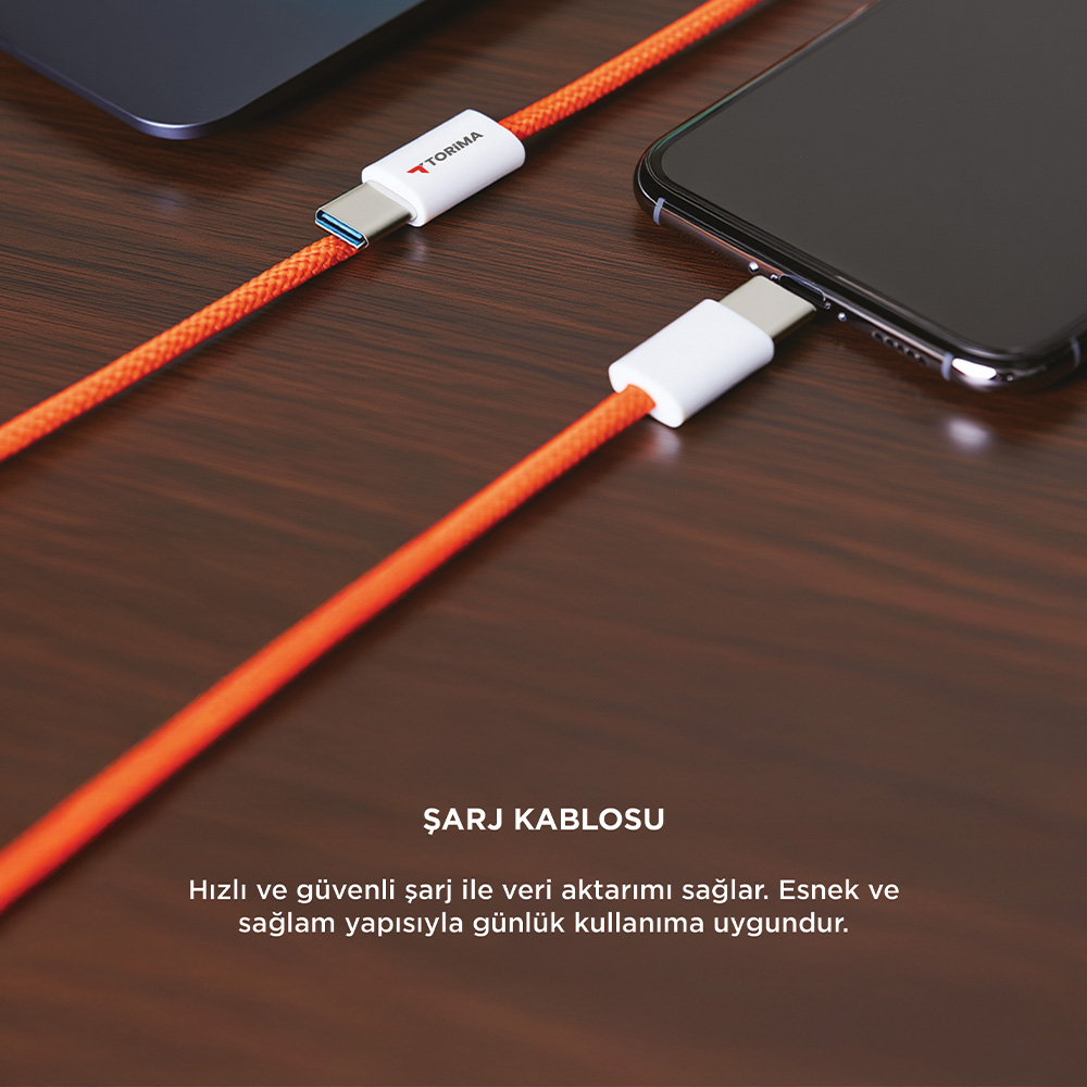 Turuncu USB-C kablo akıllı telefon ve dizüstü bilgisayarı bağlıyor.
