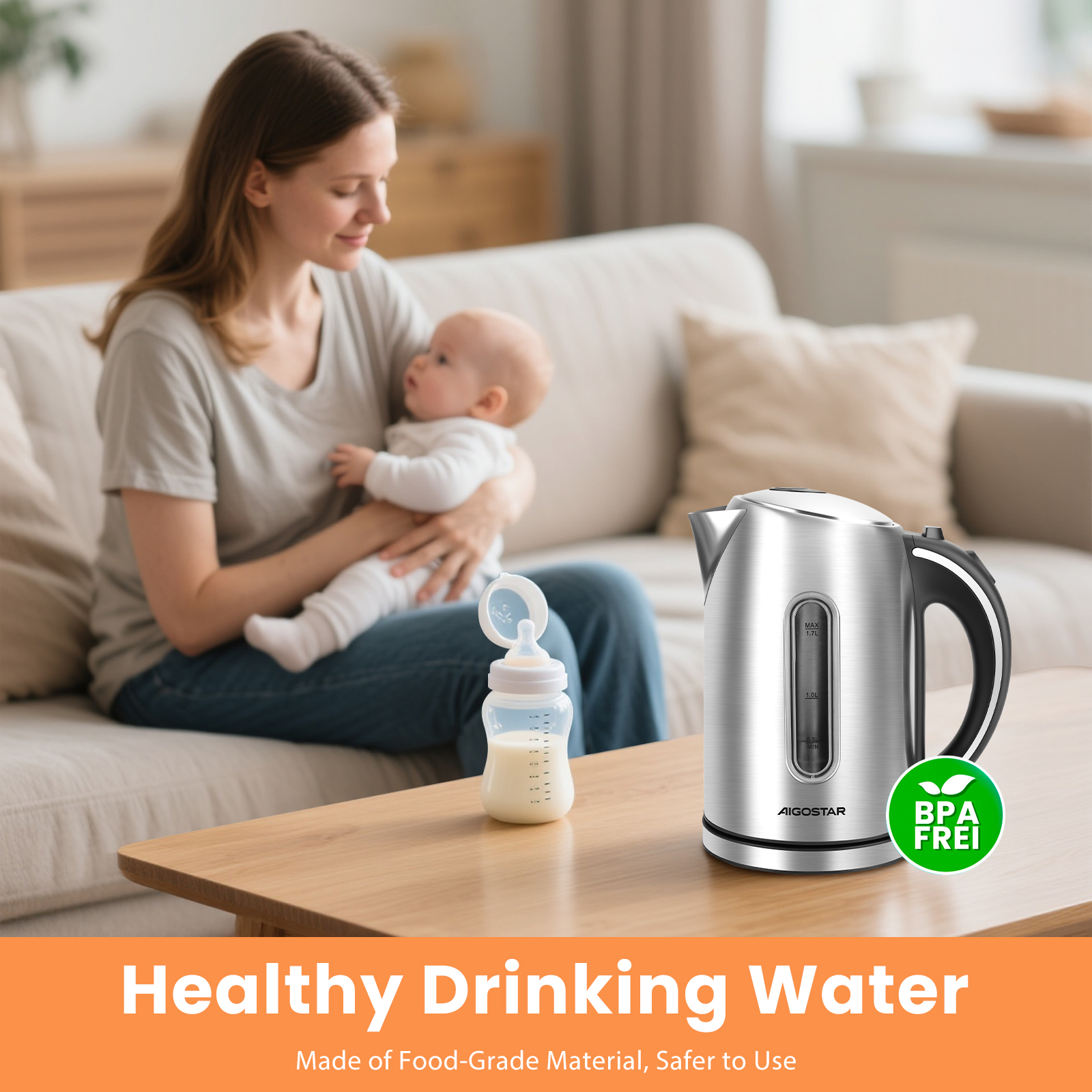 Eine Frau hält ein Baby, daneben ein Wasserkocher und eine Milchflasche.
