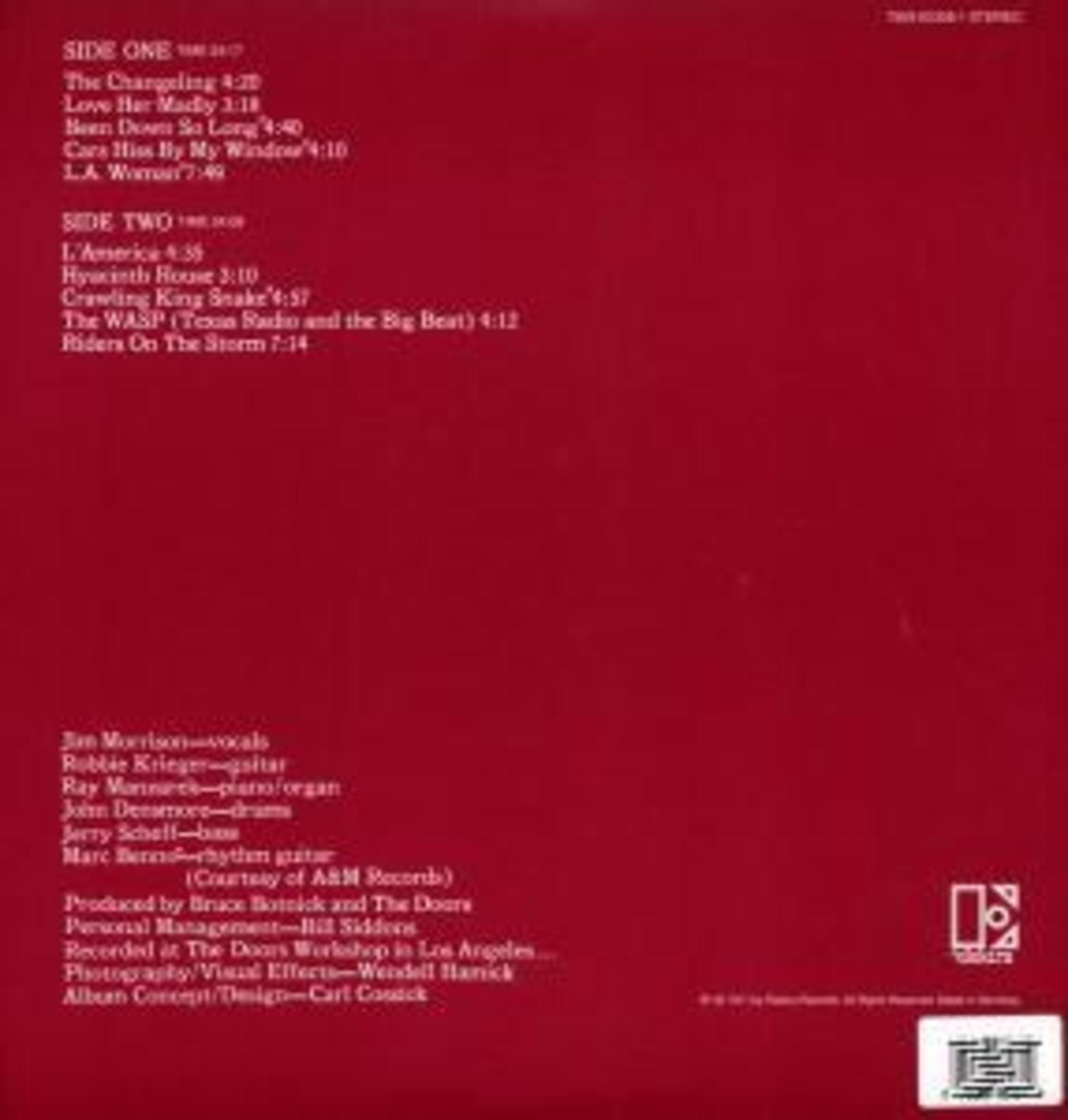 Copertina rossa dell'album con elenco brani e info band. Elenco brani a sinistra, logo in basso a destra.