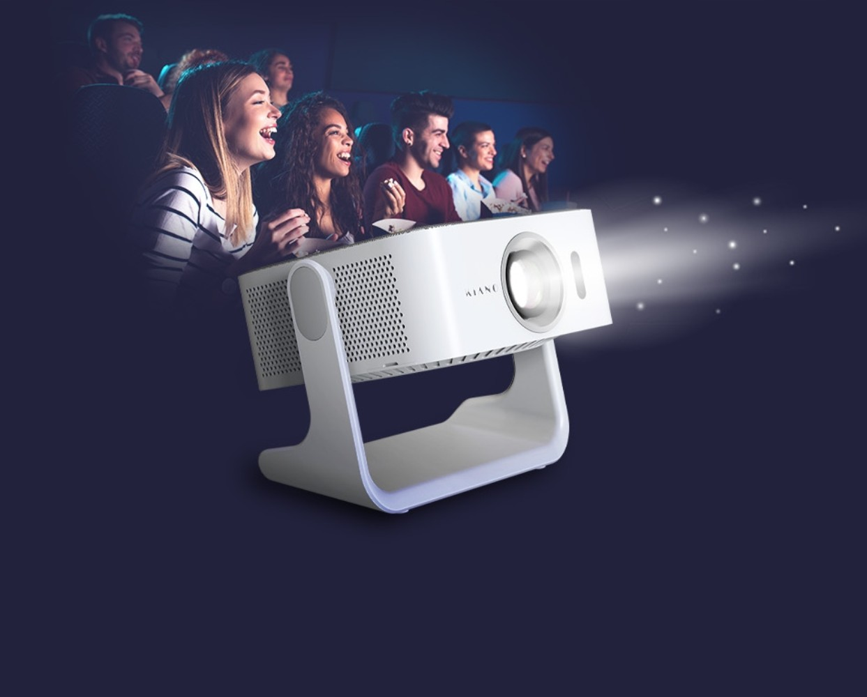 Un proyector ilumina a un grupo de personas riendo en una habitación oscura.