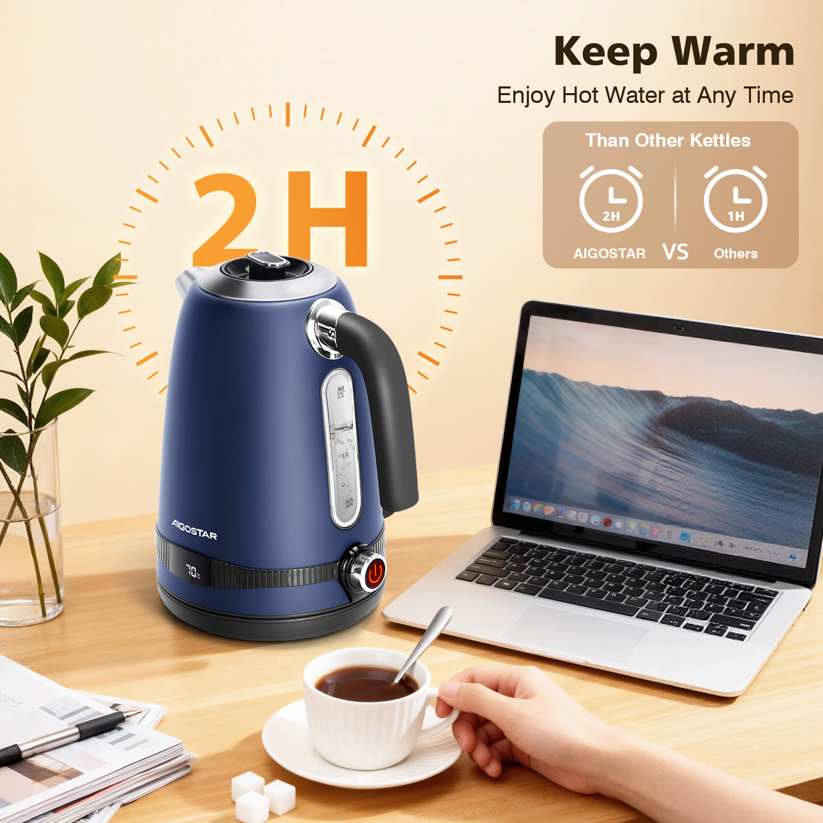 Eine blaue Teekanne neben einem Laptop und einer Tasse Kaffee auf einem Holztisch.