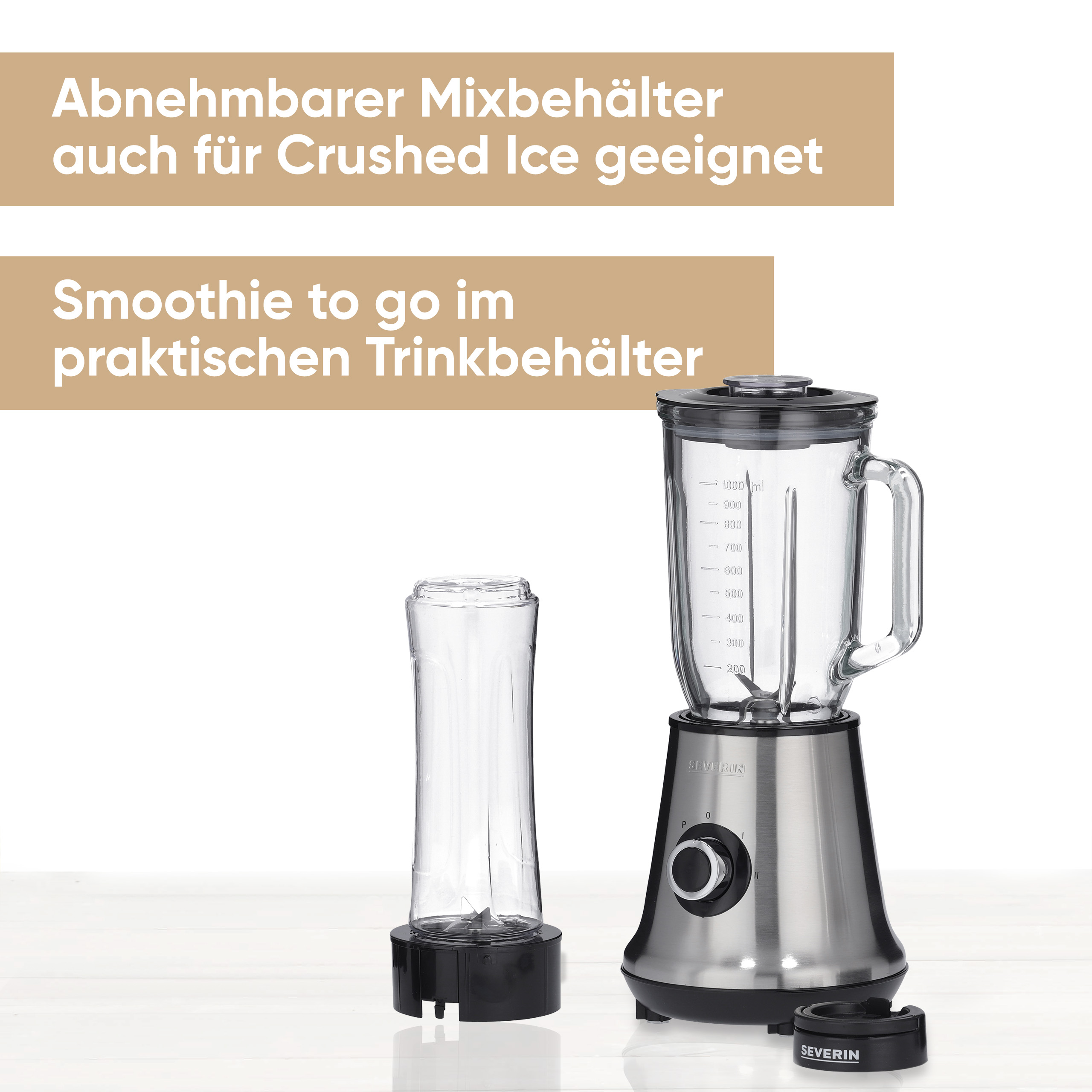 Ein silberner Mixer mit Glasbehälter und separatem Trinkbehälter.