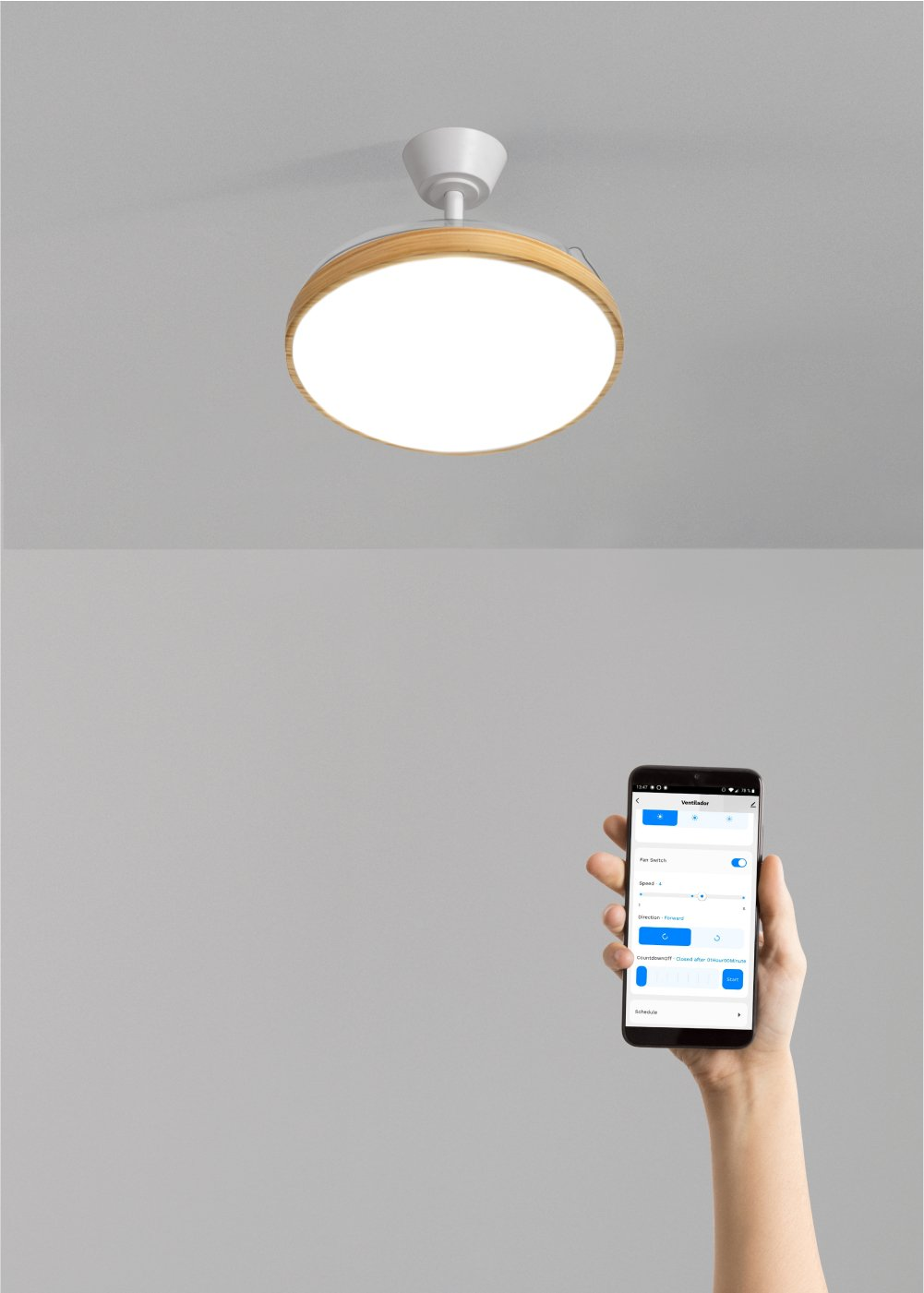 Un ventilador de techo con marco de madera y luz, controlado por smartphone.