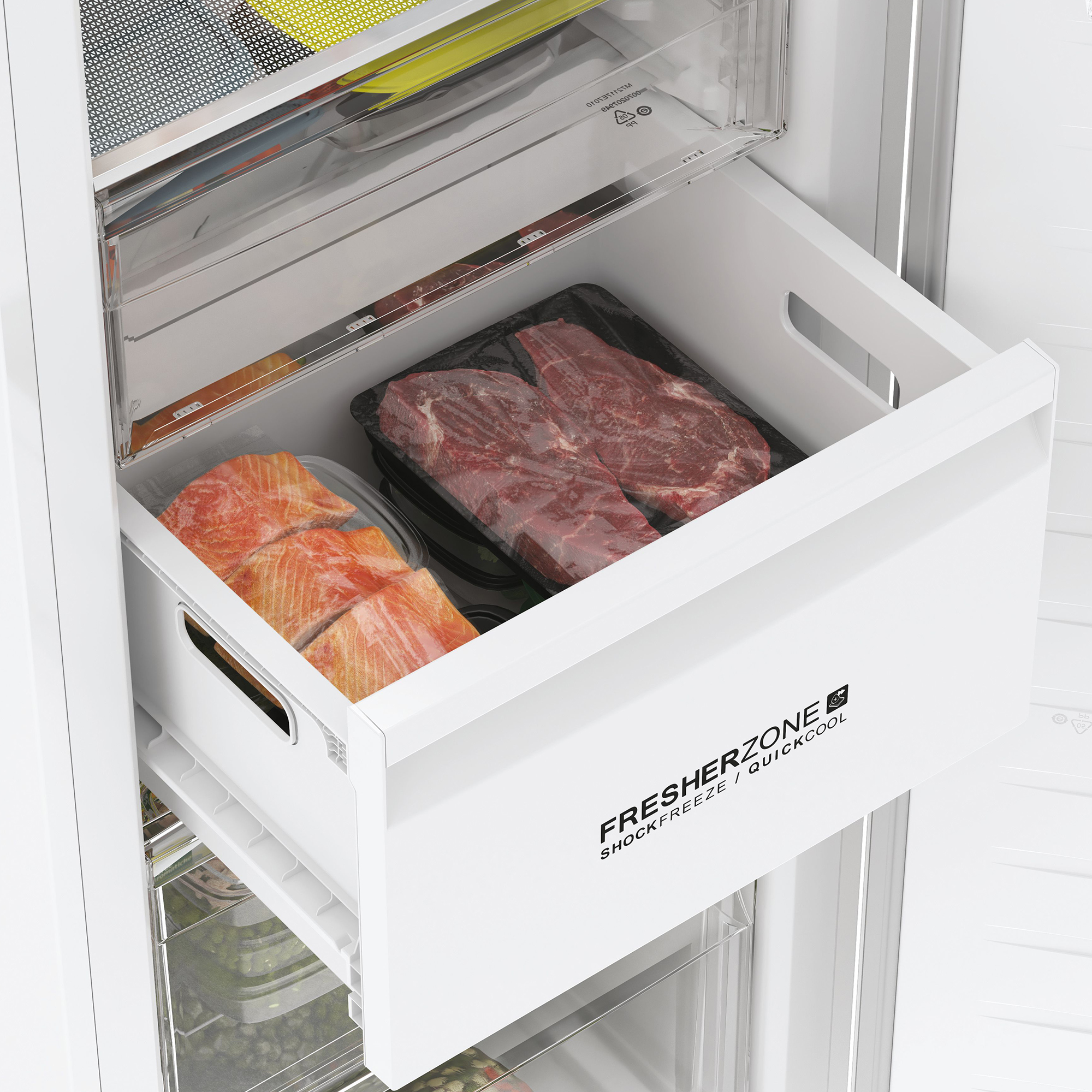 Kühlschublade mit rotem Fleisch und Lachs in Verpackungen.