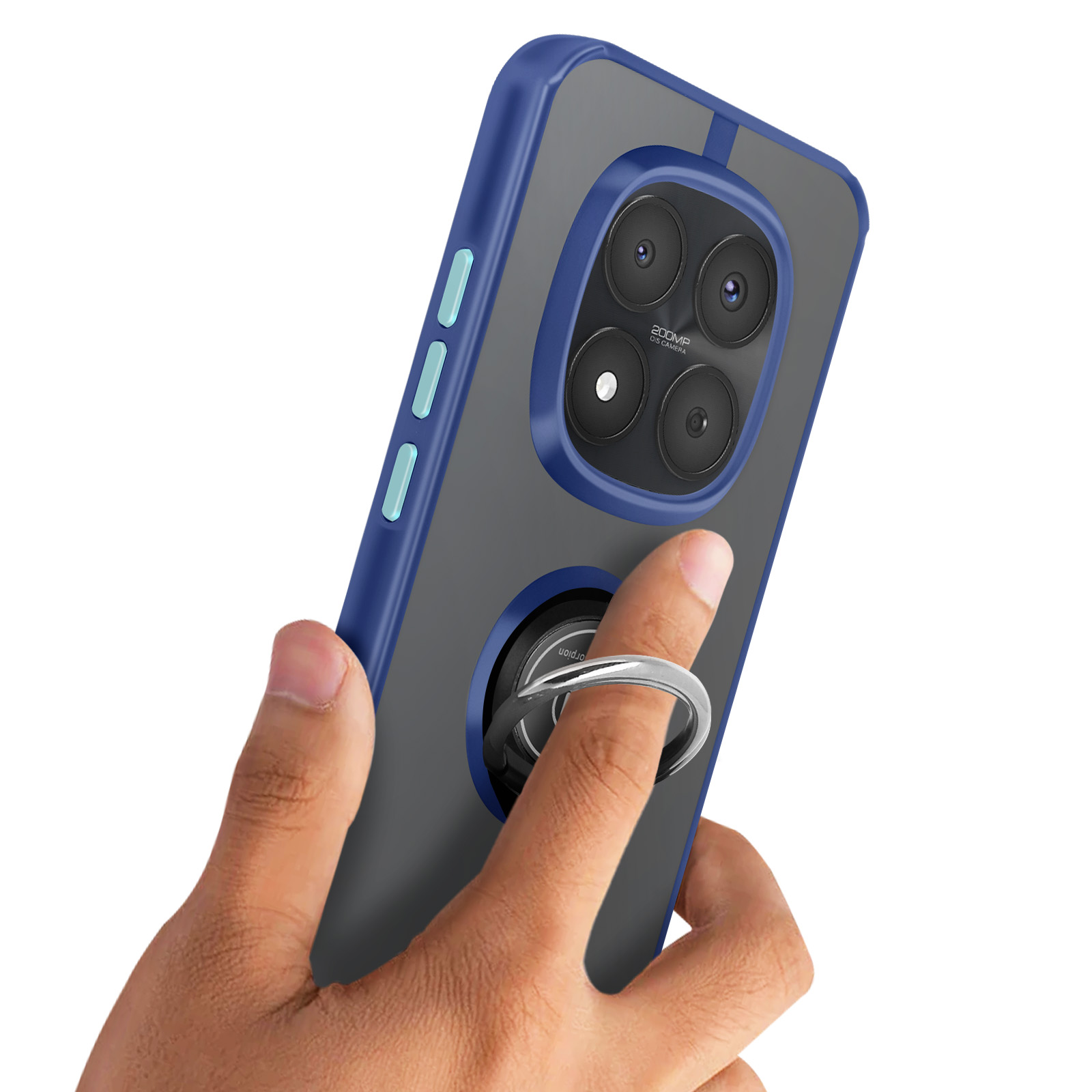 Mano che tiene telefono blu con anello e 4 fotocamere. Sfondo bianco.