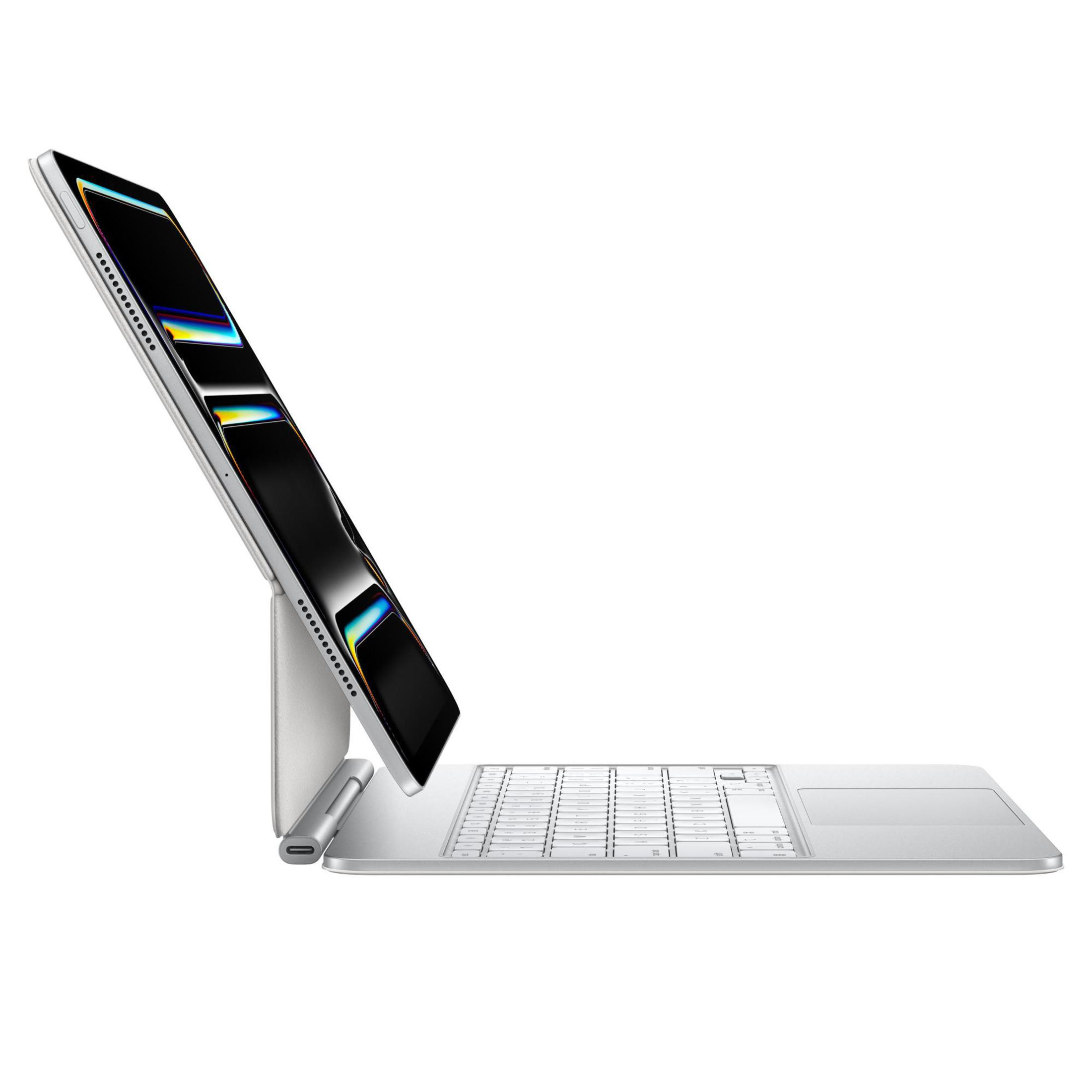 Tablet argentato con tastiera e penna, su sfondo bianco.