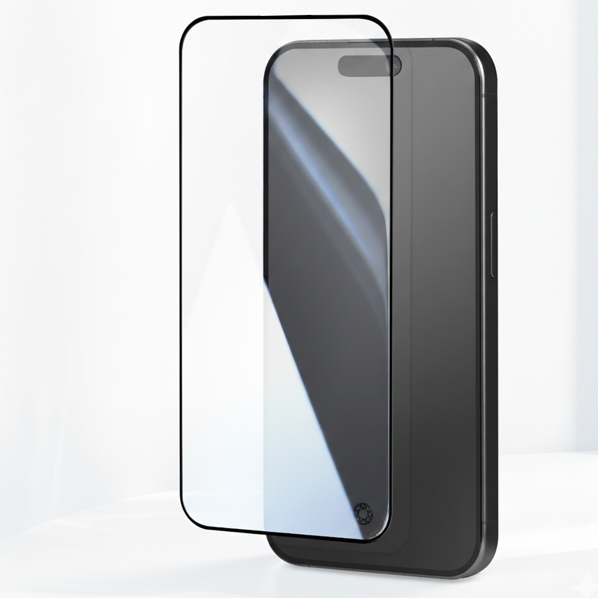 Uno smartphone nero con una protezione dello schermo leggermente sfalsata.