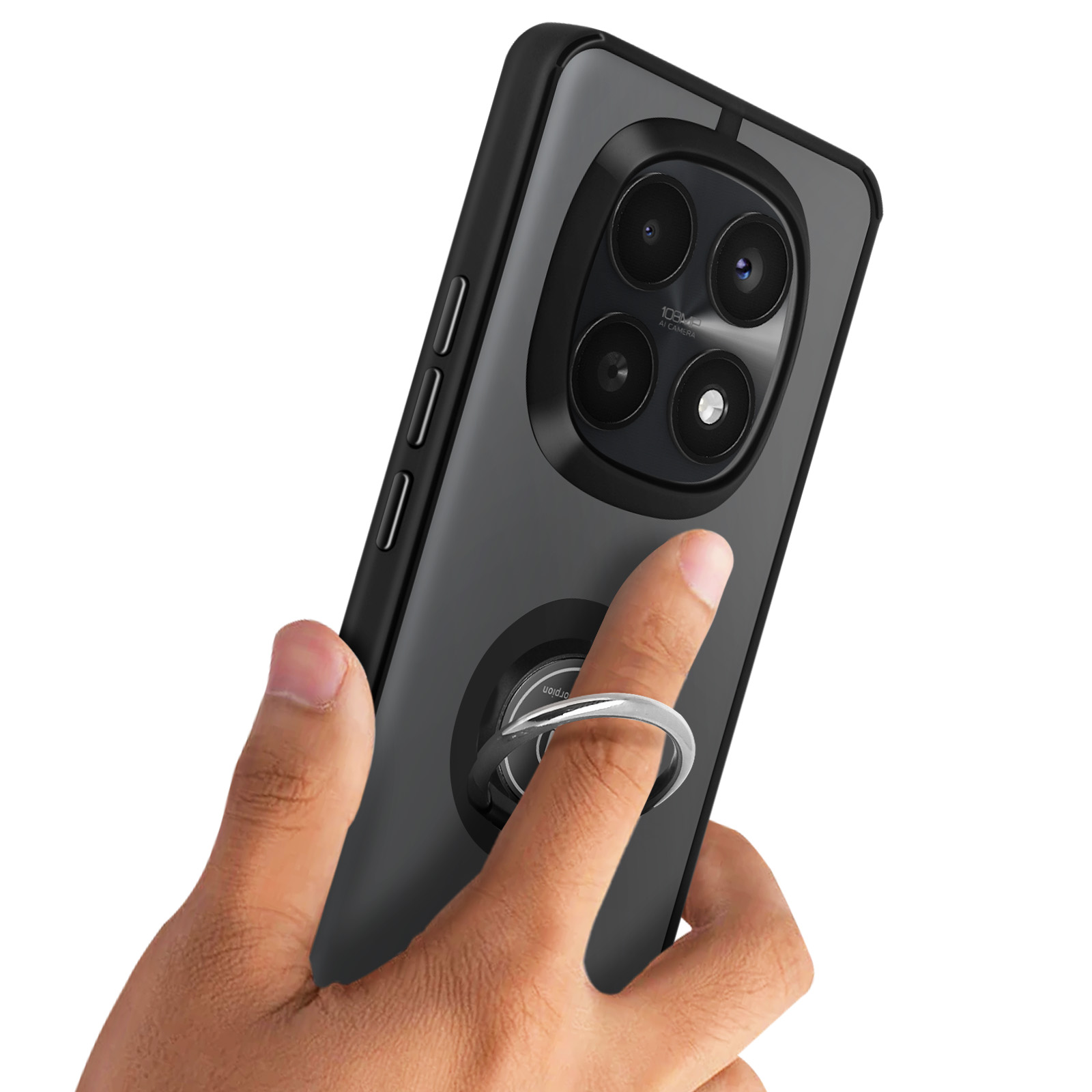 Mano che tiene uno smartphone con quattro fotocamere e anello.