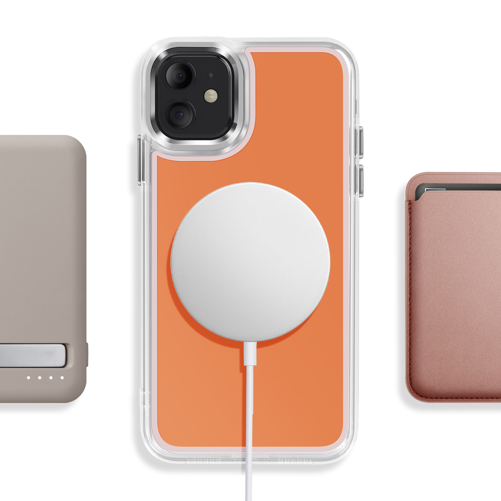 Een iPhone in hoesje, MagSafe-oplader en accessoire.