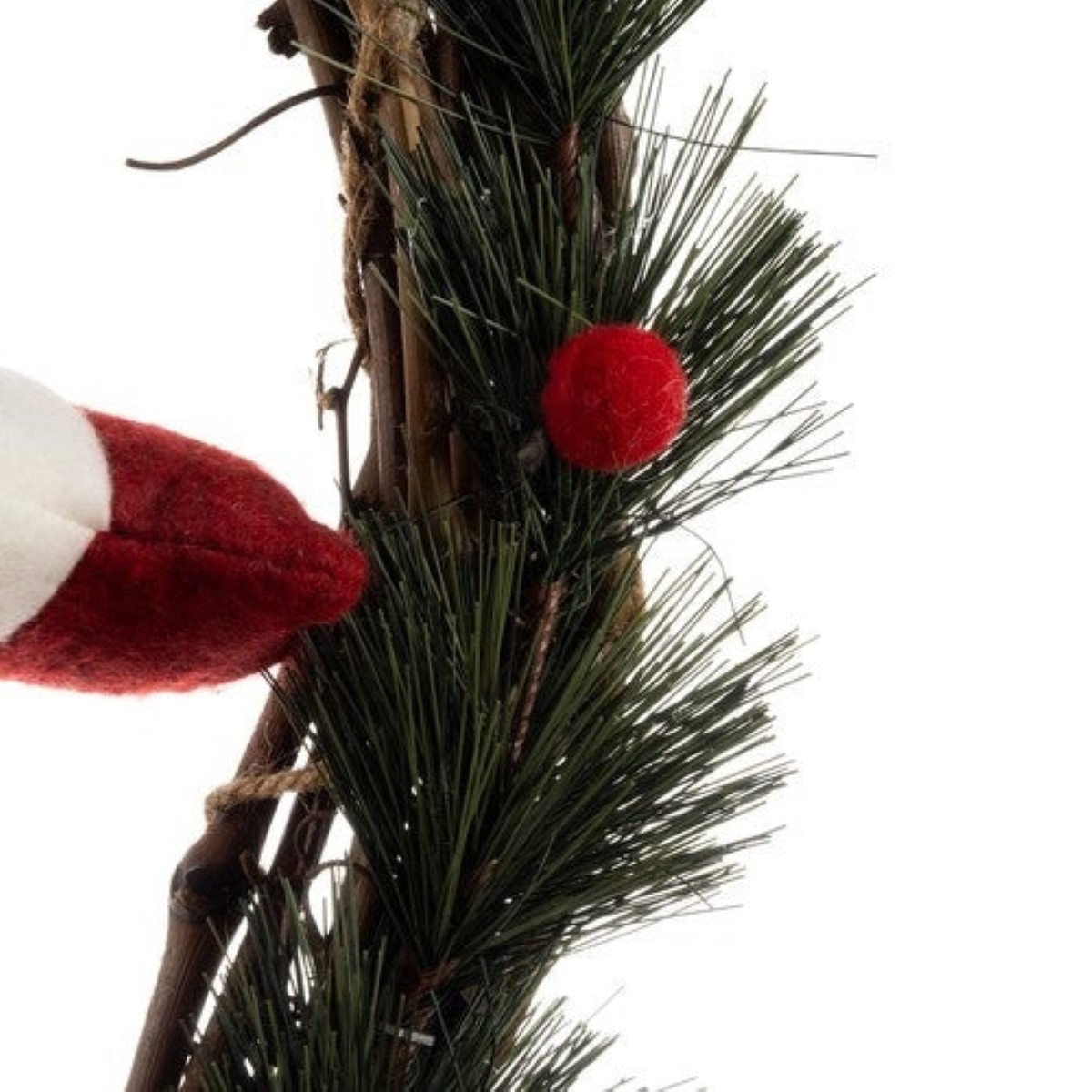 Un gorro rojo de Papá Noel con ramas de pino, piñas y una bola roja.