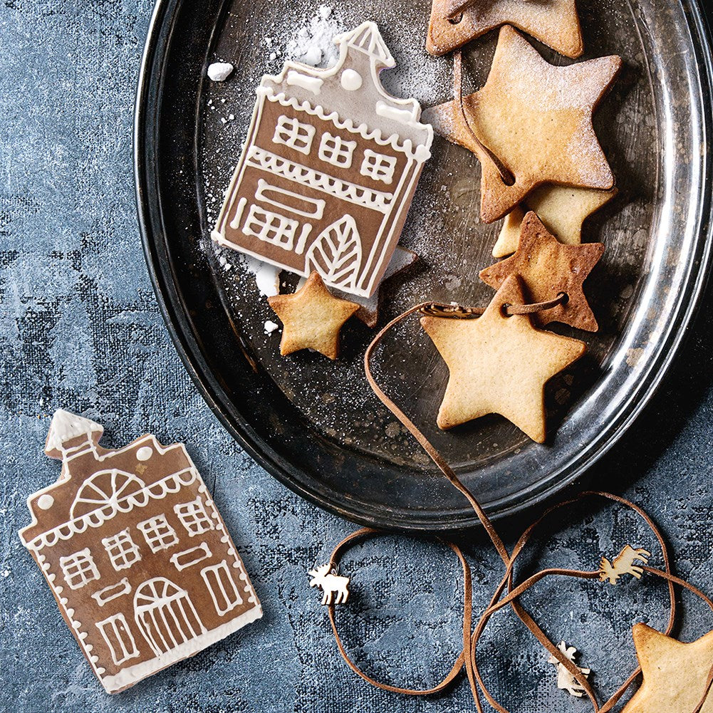 Galletas de casa y estrella en bandeja, espolvoreadas con azúcar glas.