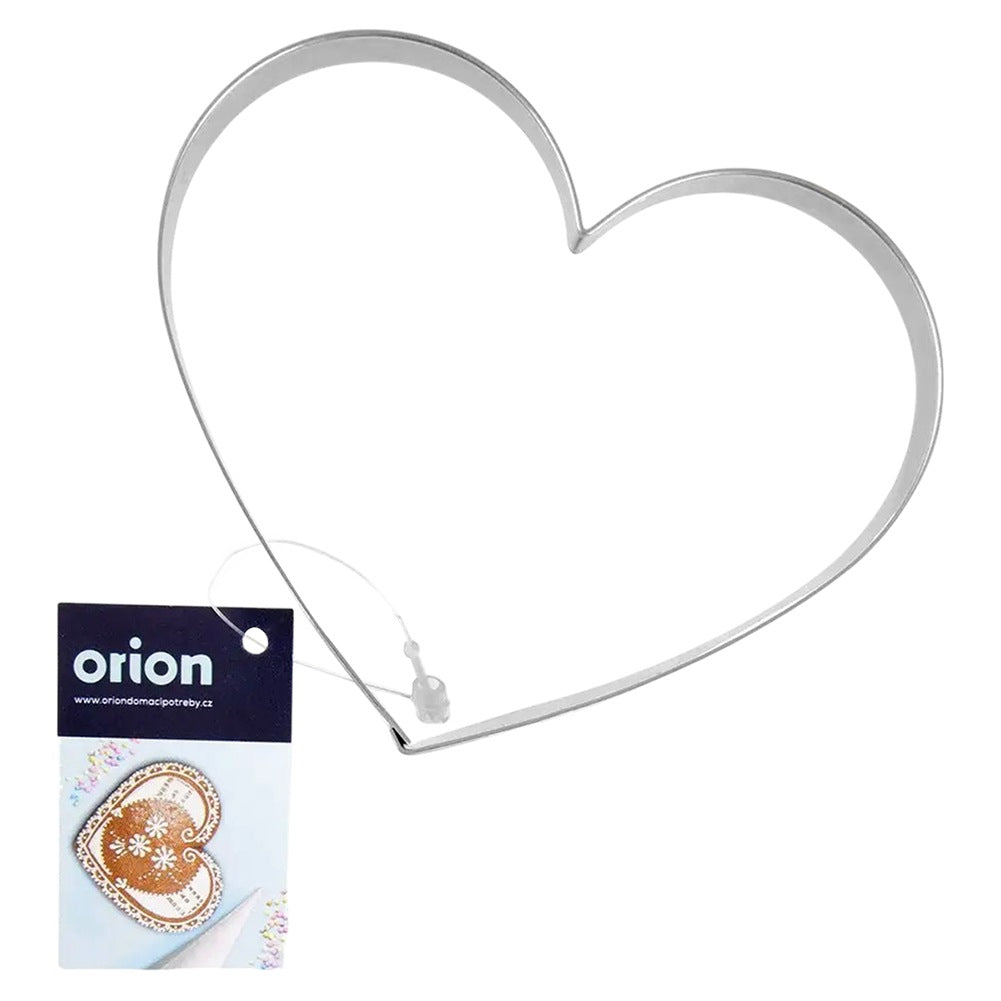 Un cortador de galletas plateado en forma de corazón con una etiqueta azul.