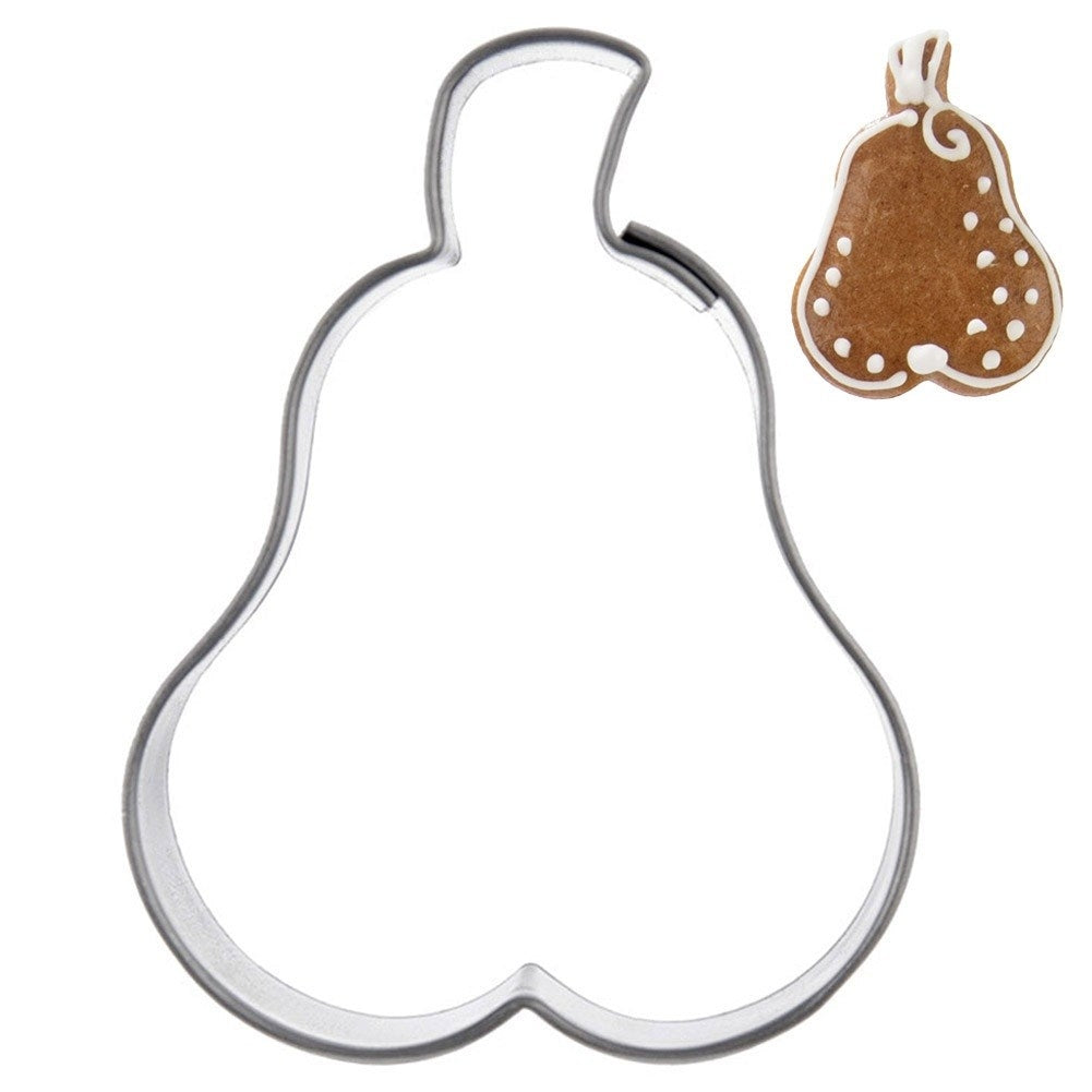 Un cortador de galletas de pera de metal y una galleta de pera decorada.