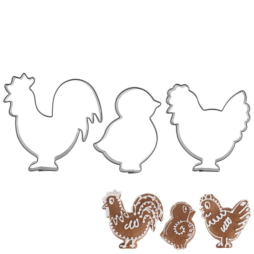 Tres cortadores de galletas con forma de pollos y pollitos, con galletas debajo.