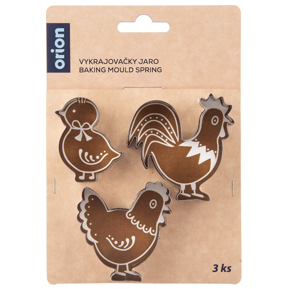 Tres cortadores marrones con forma de gallina, gallo y pollito en cartón.
