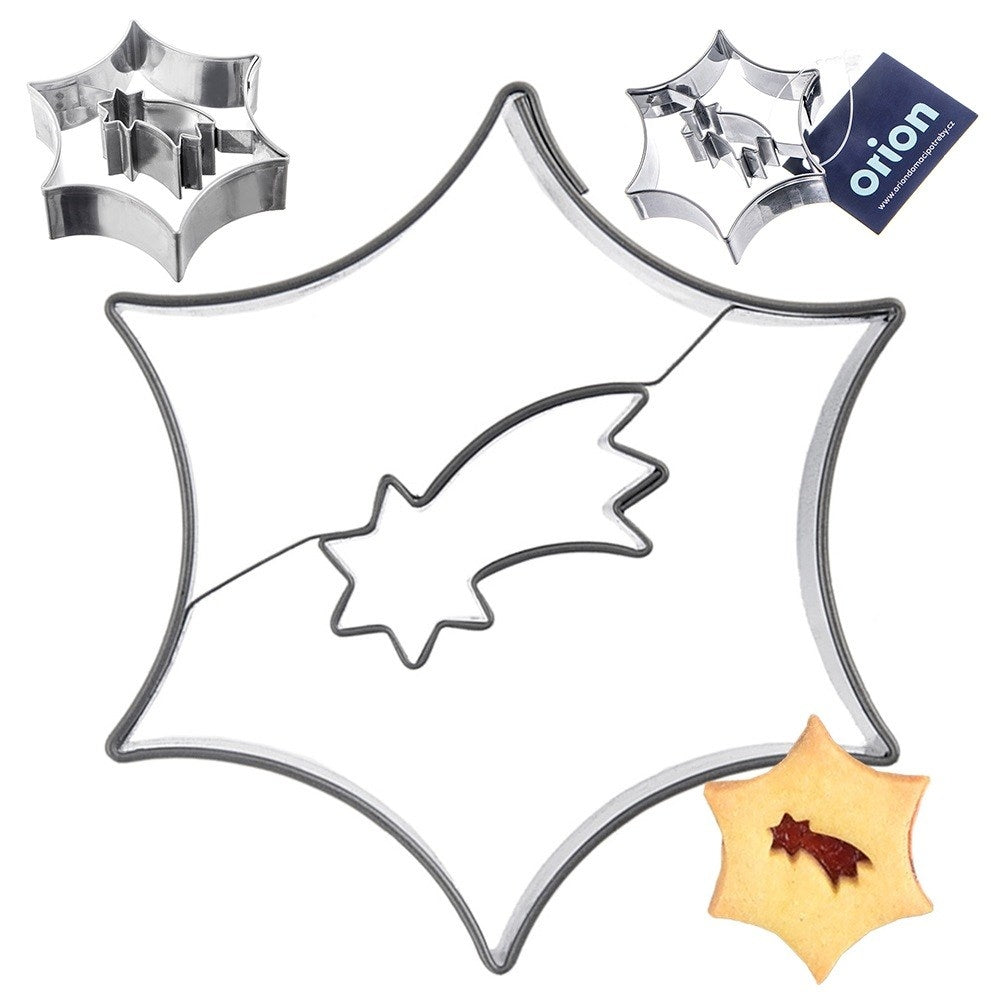 Cortadores de galletas de estrella con cometa y estrella, y galleta horneada.