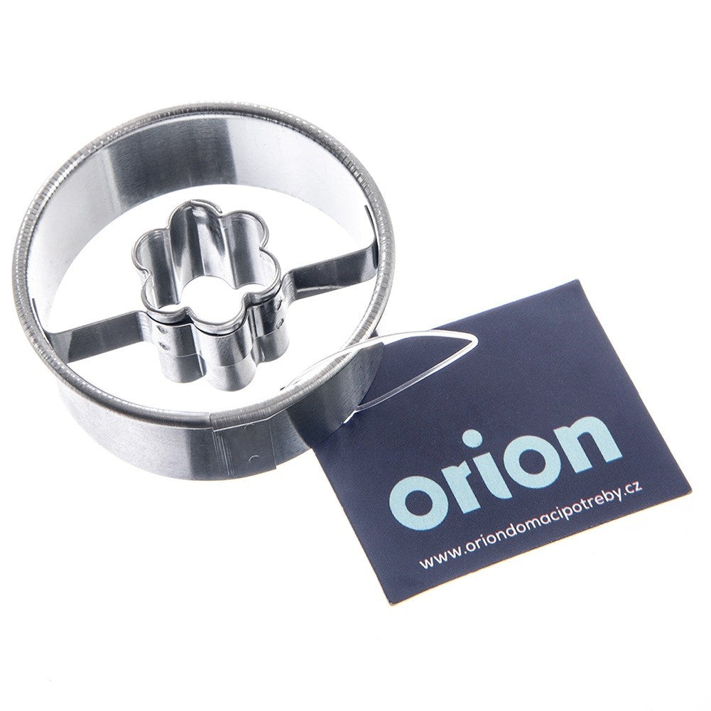Un cortador de galletas metálico en forma de flor sobre una etiqueta oscura con el logo de Orion.